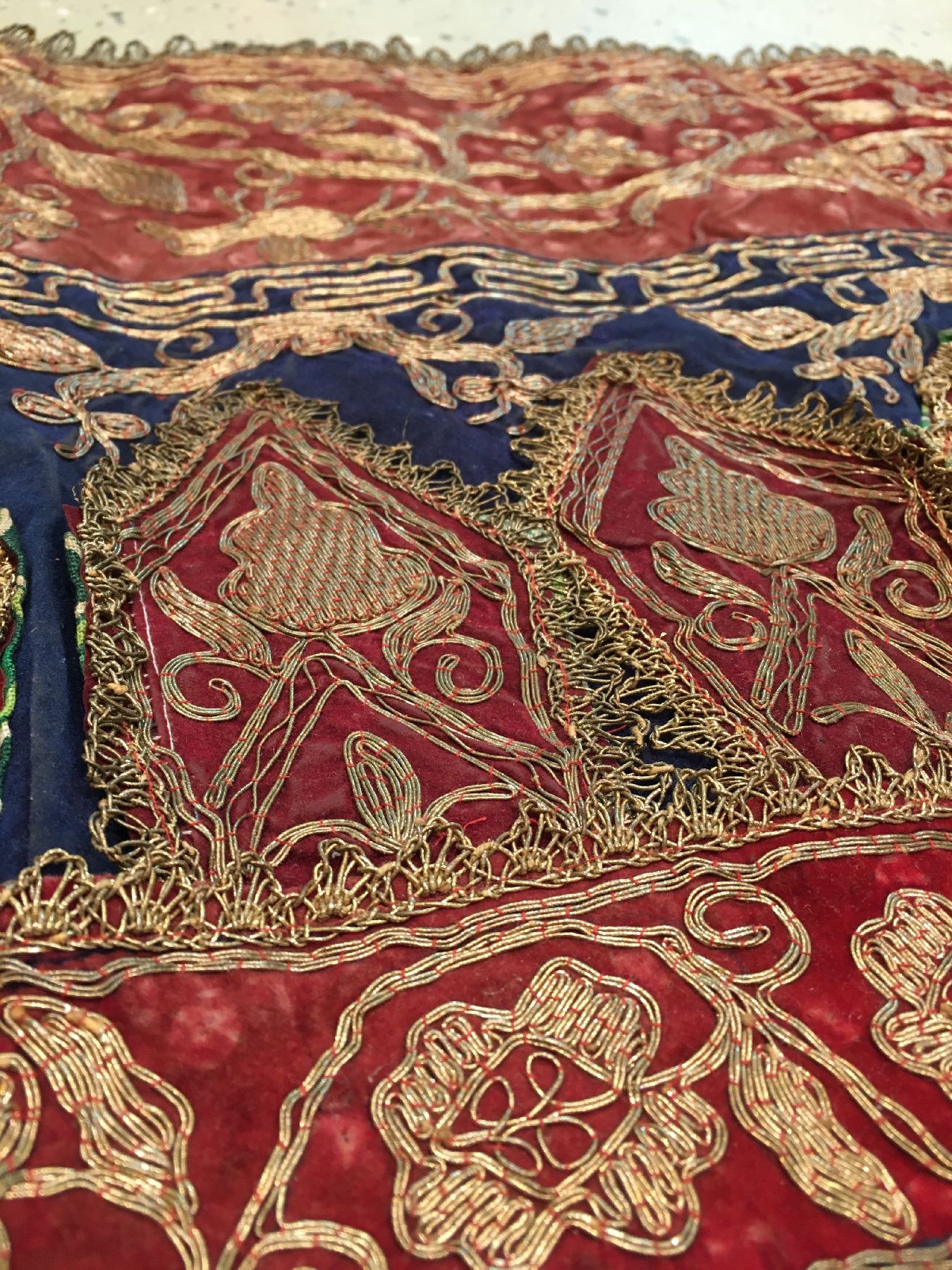 Detail f: Indonesisches "Zeremonial-Textil" (Metallbroschiert) antik, Indonesien, 19.Jhd., Metallstickerei auf Samt. Rares Textil wohl gemacht für ...