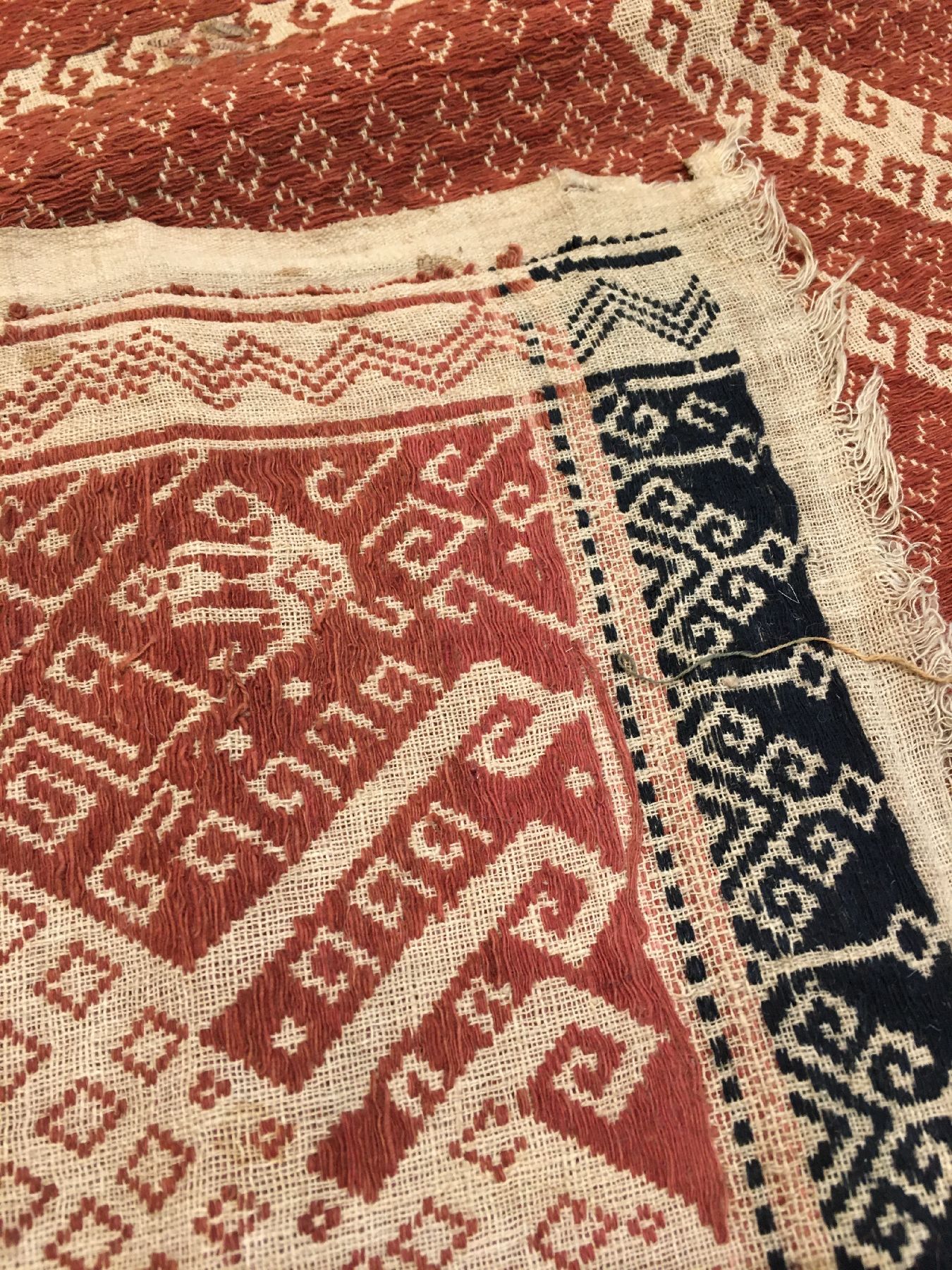 Detail f: (2 Lots) Indonesische Textilien antik, Indonesien, Ende 19.Jhd./Anfang 20.Jhd., Wolle/Baumwolle. Sehr selten, ca. 86 x 79 cm, ca. 84 x 70 cm, EHZ: ...