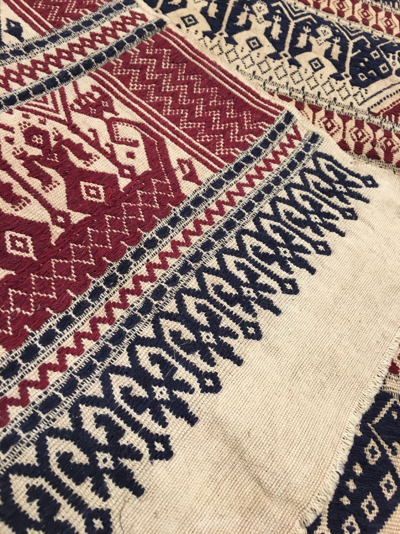 Detail h: (2 Lots) Indonesische Textilien antik, Indonesien, Ende 19.Jhd./Anfang 20.Jhd., Wolle/Baumwolle. Sehr selten, ca. 86 x 79 cm, ca. 84 x 70 cm, EHZ: ...
