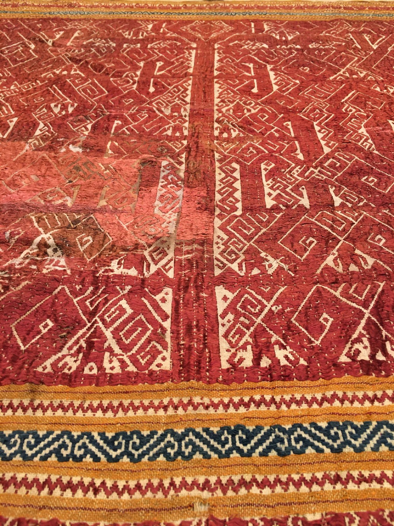 Detail b: Frühes indonesisches Textil antik, Indonesien, 19.Jhd., rote Partien in Seide/Wolle/Baumwolle. Sehr selten, Museumsqualität, ca. 111 x 90 cm, EHZ: ...
