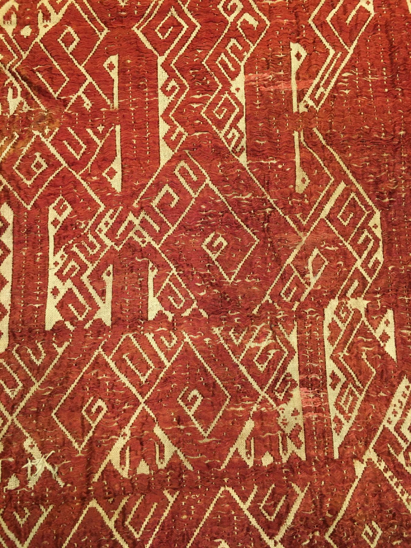 Detail c: Frühes indonesisches Textil antik, Indonesien, 19.Jhd., rote Partien in Seide/Wolle/Baumwolle. Sehr selten, Museumsqualität, ca. 111 x 90 cm, EHZ: ...
