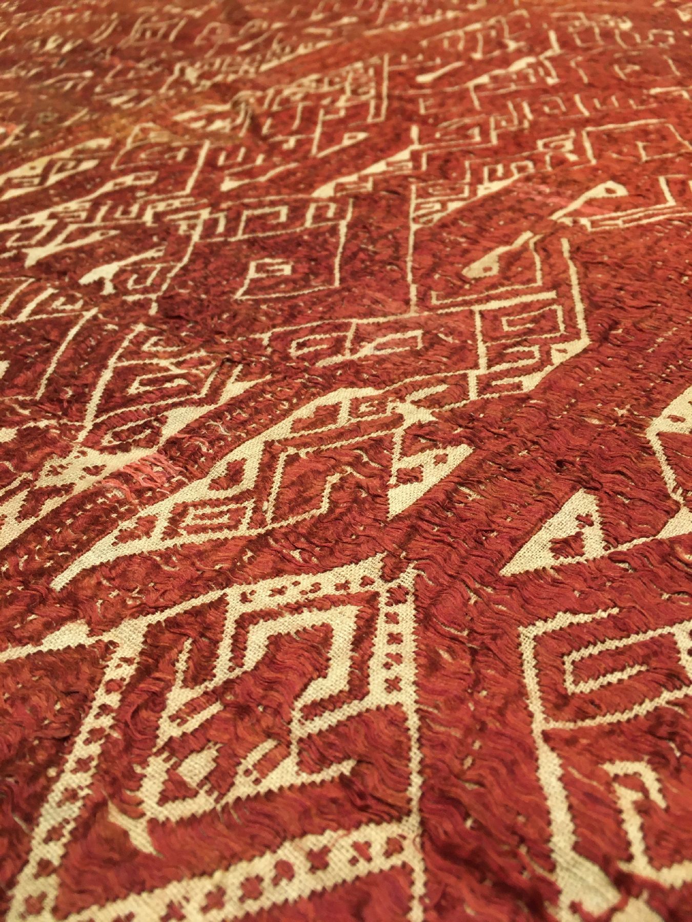 Detail d: Frühes indonesisches Textil antik, Indonesien, 19.Jhd., rote Partien in Seide/Wolle/Baumwolle. Sehr selten, Museumsqualität, ca. 111 x 90 cm, EHZ: ...