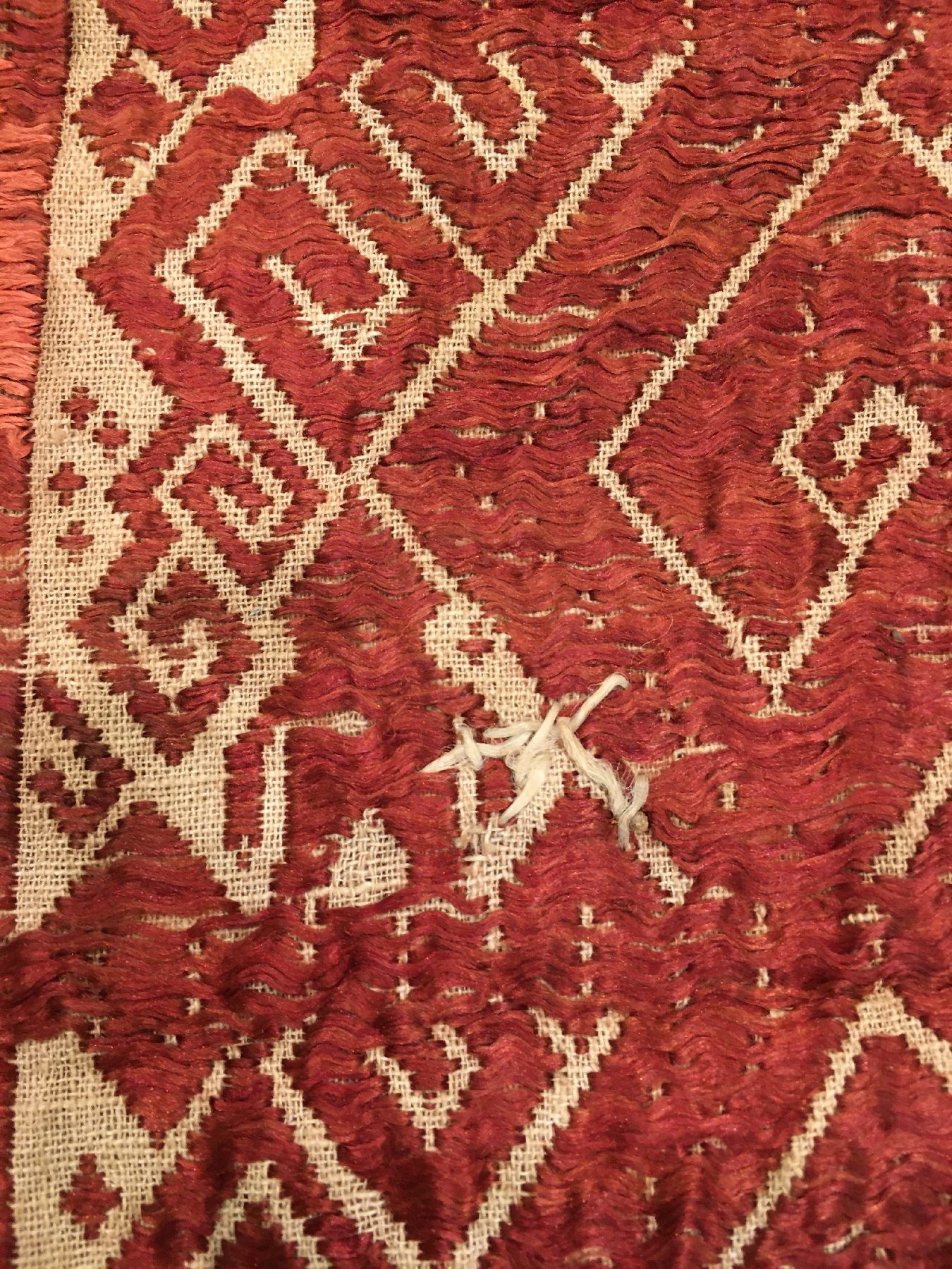 Detail e: Frühes indonesisches Textil antik, Indonesien, 19.Jhd., rote Partien in Seide/Wolle/Baumwolle. Sehr selten, Museumsqualität, ca. 111 x 90 cm, EHZ: ...