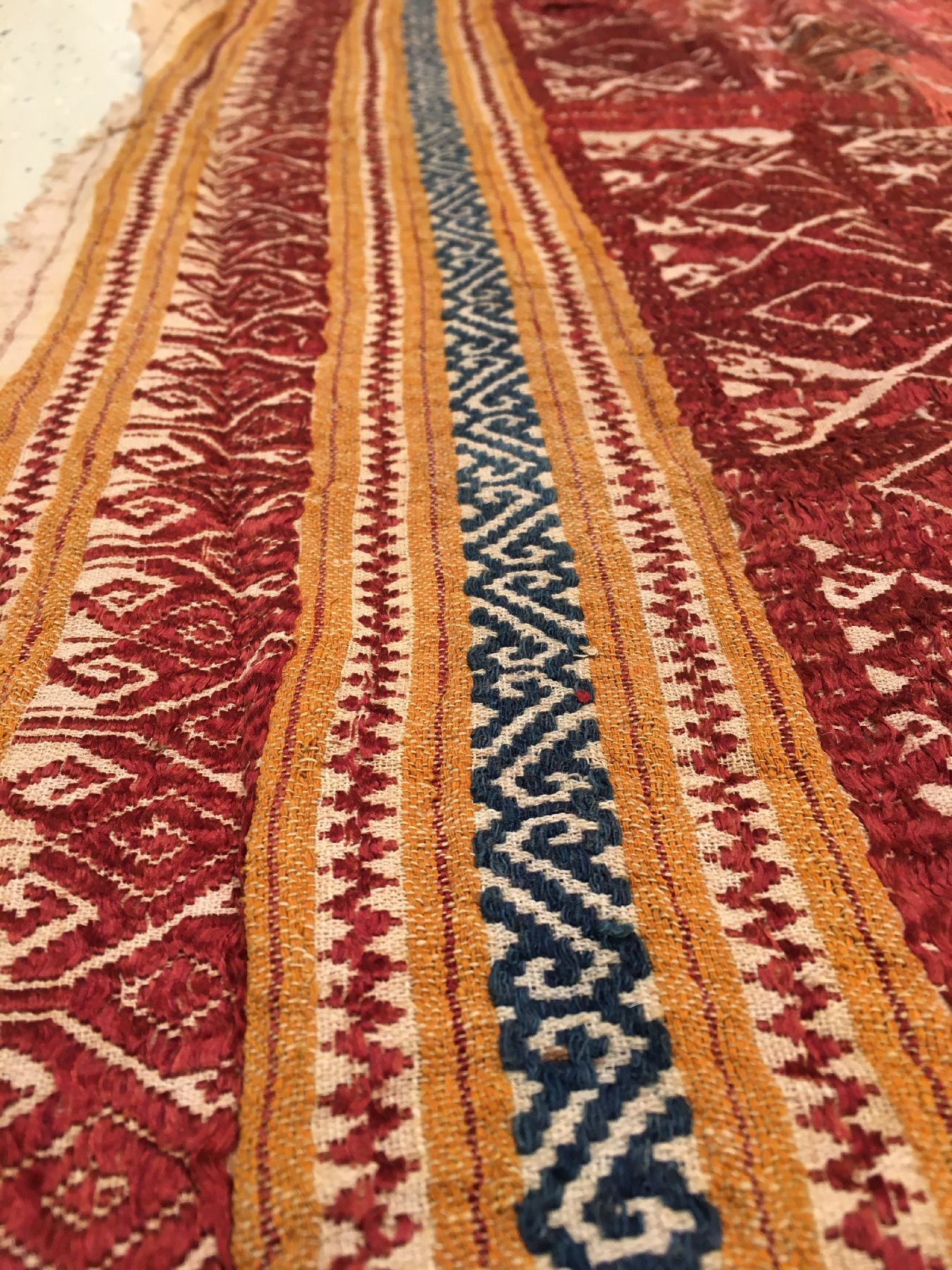 Detail f: Frühes indonesisches Textil antik, Indonesien, 19.Jhd., rote Partien in Seide/Wolle/Baumwolle. Sehr selten, Museumsqualität, ca. 111 x 90 cm, EHZ: ...