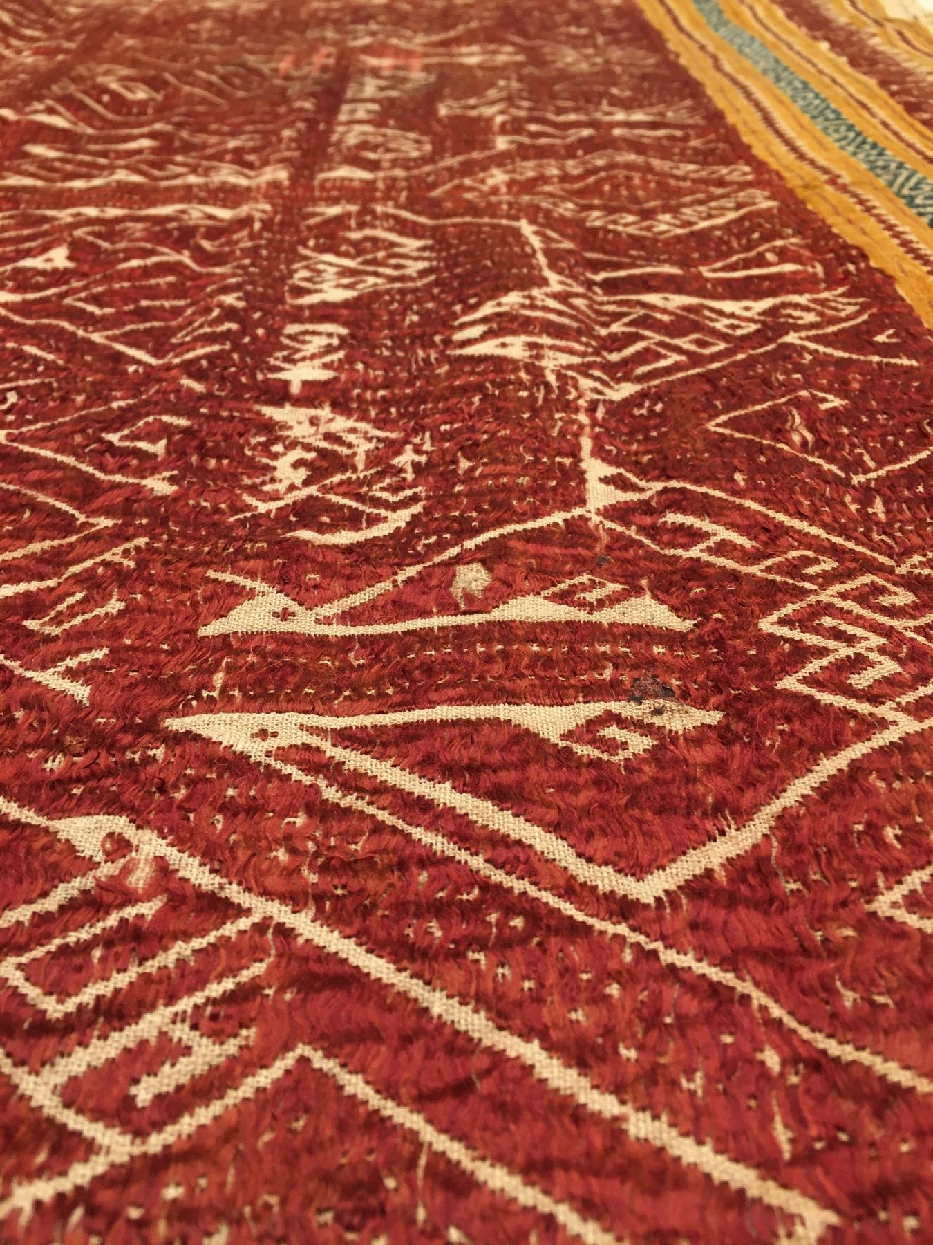 Detail g: Frühes indonesisches Textil antik, Indonesien, 19.Jhd., rote Partien in Seide/Wolle/Baumwolle. Sehr selten, Museumsqualität, ca. 111 x 90 cm, EHZ: ...