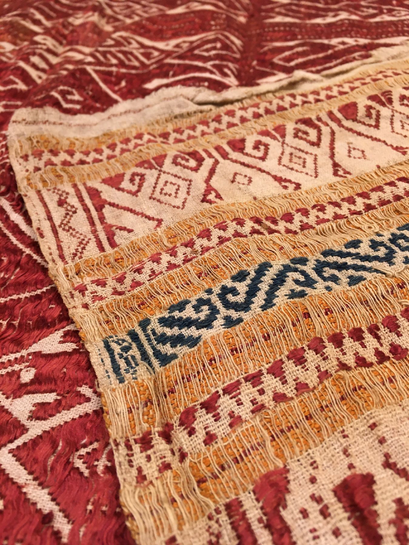 Detail h: Frühes indonesisches Textil antik, Indonesien, 19.Jhd., rote Partien in Seide/Wolle/Baumwolle. Sehr selten, Museumsqualität, ca. 111 x 90 cm, EHZ: ...