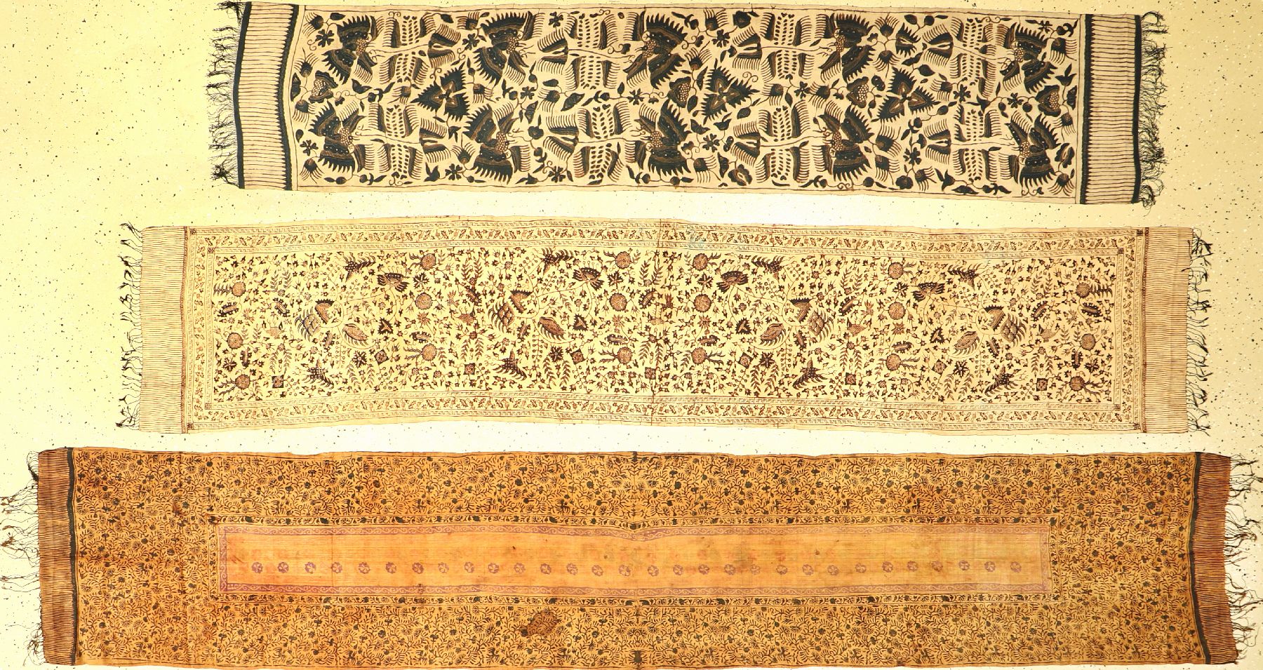 (3 Lots) Indonesische Batik-Textilien antik, Indonesien, 19.Jhd., reine Naturseide mit sehr feinem Garn. Absolute Rarität, ca. 294 x 54 cm, ca. 256 ...