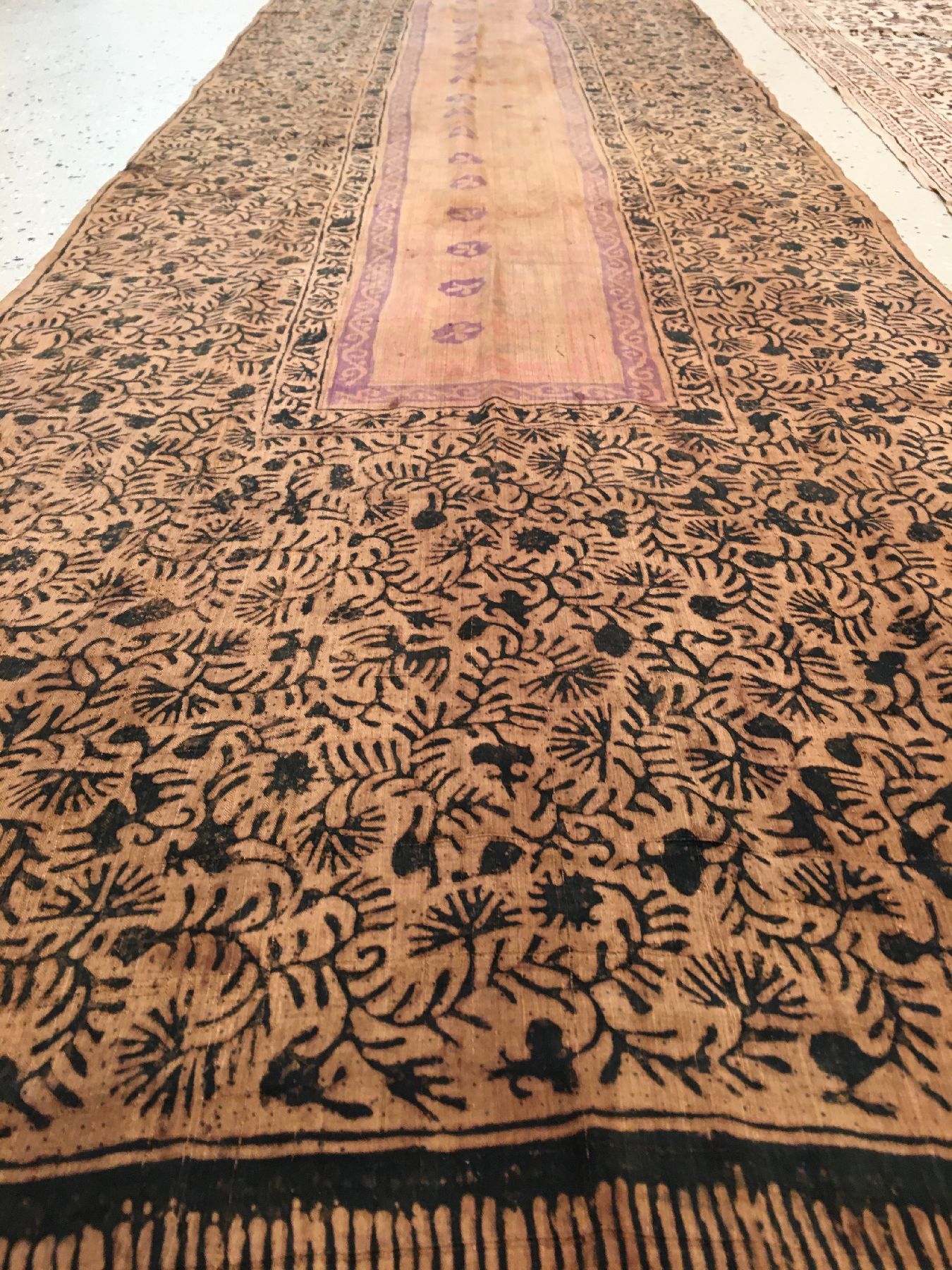 Detail b: (3 Lots) Indonesische Batik-Textilien antik, Indonesien, 19.Jhd., reine Naturseide mit sehr feinem Garn. Absolute Rarität, ca. 294 x 54 cm, ca. 256 ...
