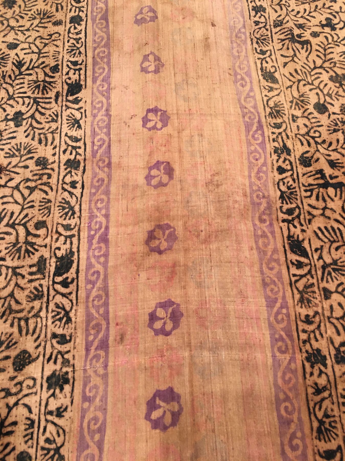 Detail d: (3 Lots) Indonesische Batik-Textilien antik, Indonesien, 19.Jhd., reine Naturseide mit sehr feinem Garn. Absolute Rarität, ca. 294 x 54 cm, ca. 256 ...