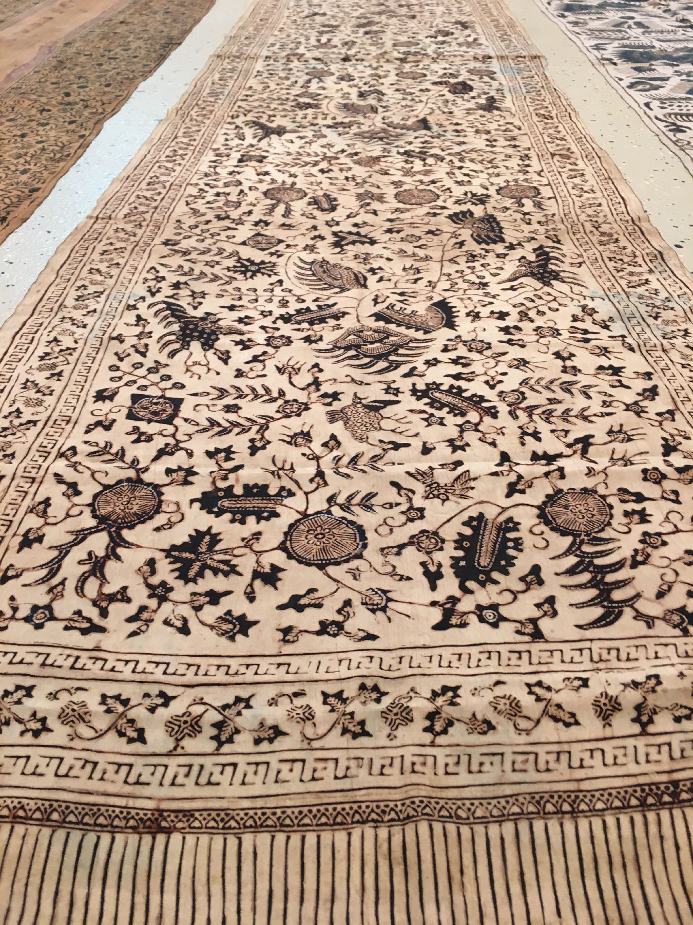 Detail e: (3 Lots) Indonesische Batik-Textilien antik, Indonesien, 19.Jhd., reine Naturseide mit sehr feinem Garn. Absolute Rarität, ca. 294 x 54 cm, ca. 256 ...