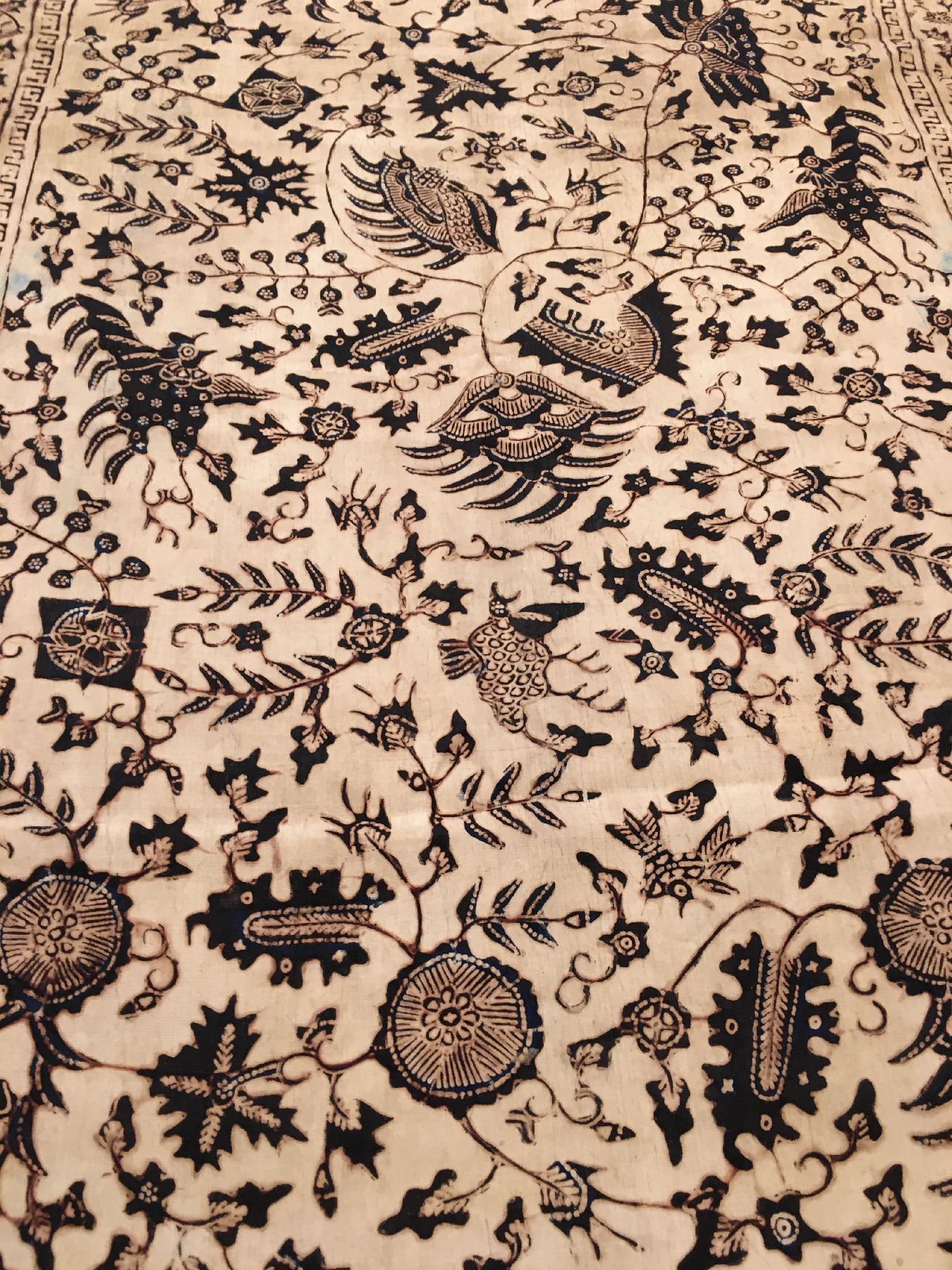 Detail f: (3 Lots) Indonesische Batik-Textilien antik, Indonesien, 19.Jhd., reine Naturseide mit sehr feinem Garn. Absolute Rarität, ca. 294 x 54 cm, ca. 256 ...