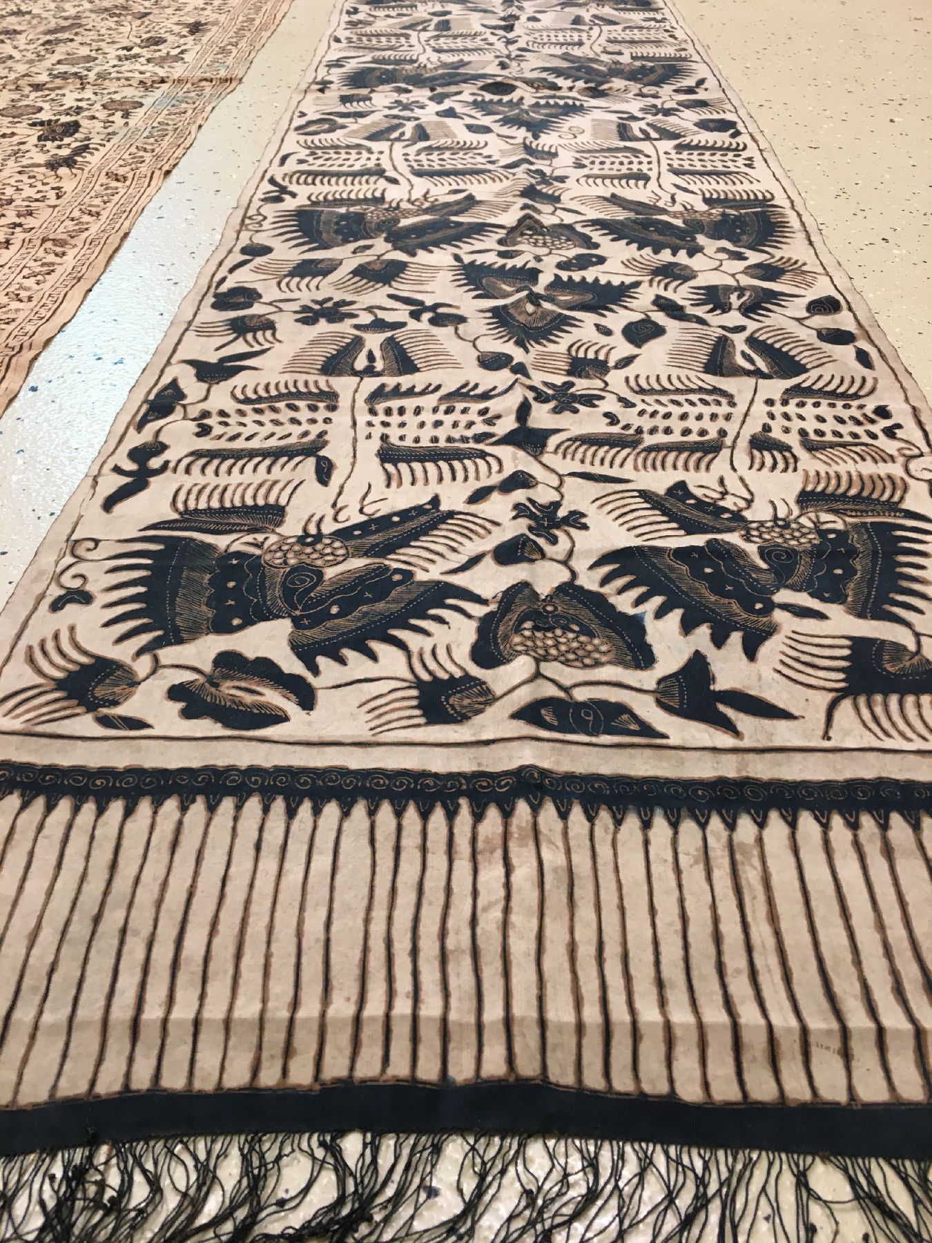 Detail g: (3 Lots) Indonesische Batik-Textilien antik, Indonesien, 19.Jhd., reine Naturseide mit sehr feinem Garn. Absolute Rarität, ca. 294 x 54 cm, ca. 256 ...