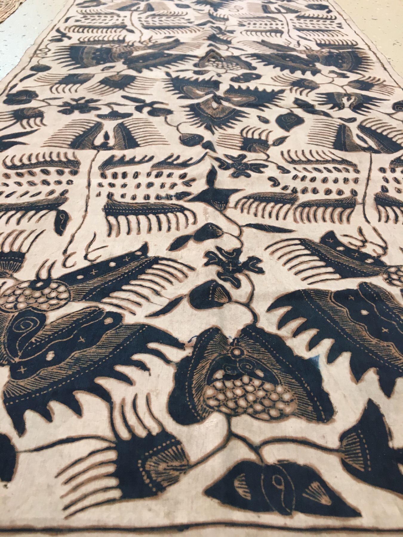 Detail h: (3 Lots) Indonesische Batik-Textilien antik, Indonesien, 19.Jhd., reine Naturseide mit sehr feinem Garn. Absolute Rarität, ca. 294 x 54 cm, ca. 256 ...