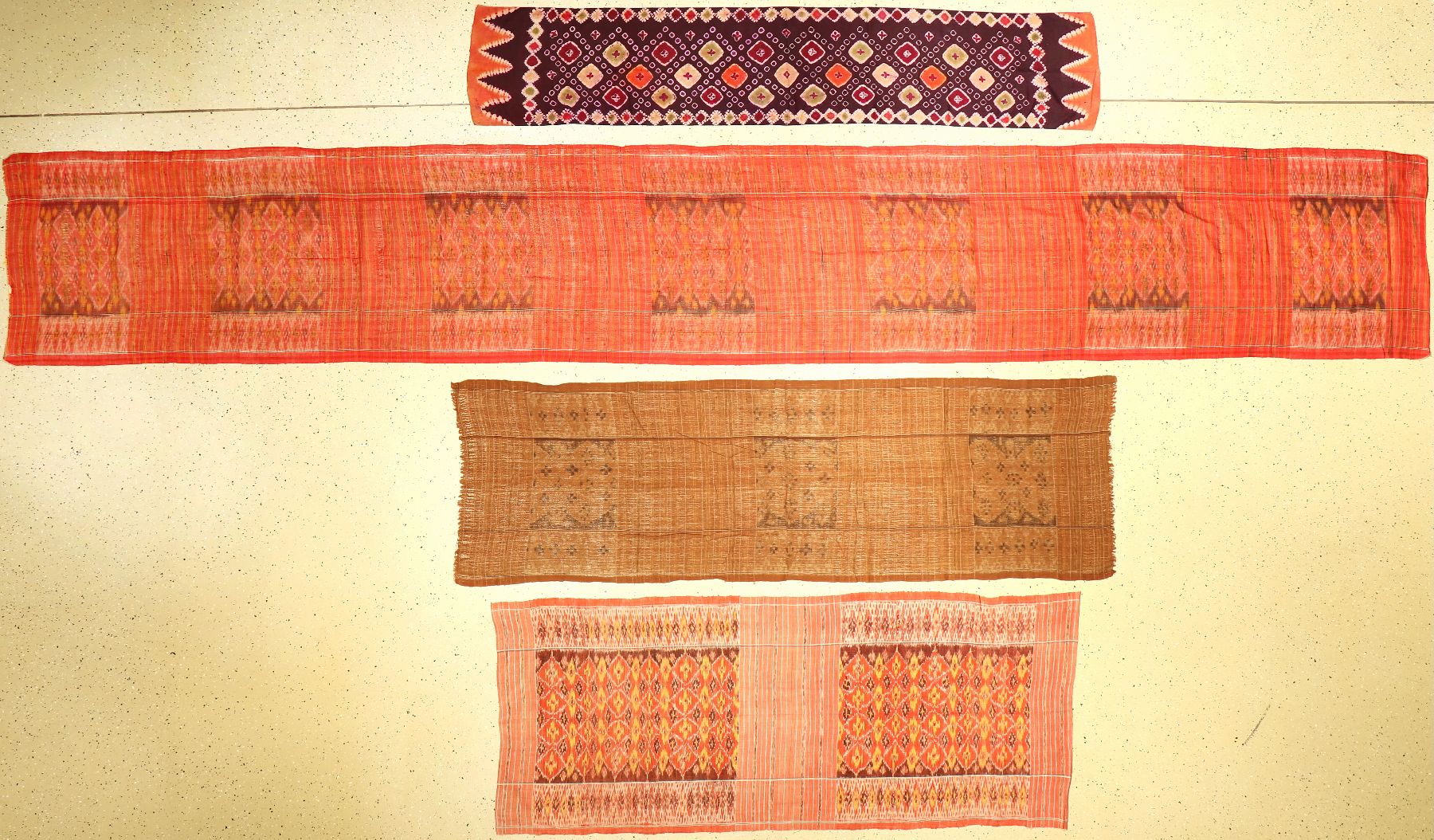(4 Lots) Indonesische Textilien antik, Indonesien, Ende 19.Jhd./Anfang 20.Jhd., Wolle/violette Exemplar in reiner Seide. Absolute Rarität, museal, ...