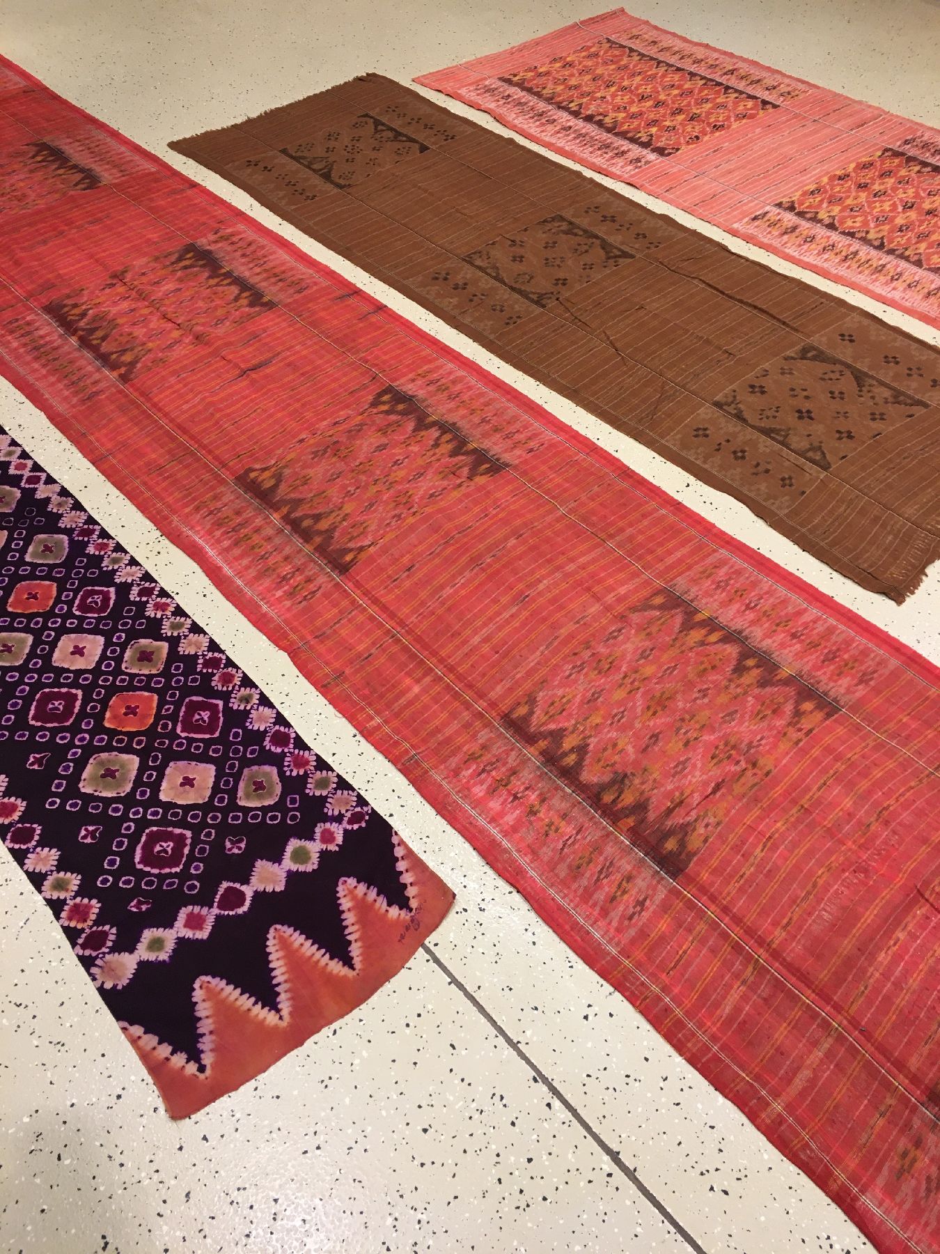 Detail a: (4 Lots) Indonesische Textilien antik, Indonesien, Ende 19.Jhd./Anfang 20.Jhd., Wolle/violette Exemplar in reiner Seide. Absolute Rarität, museal, ...