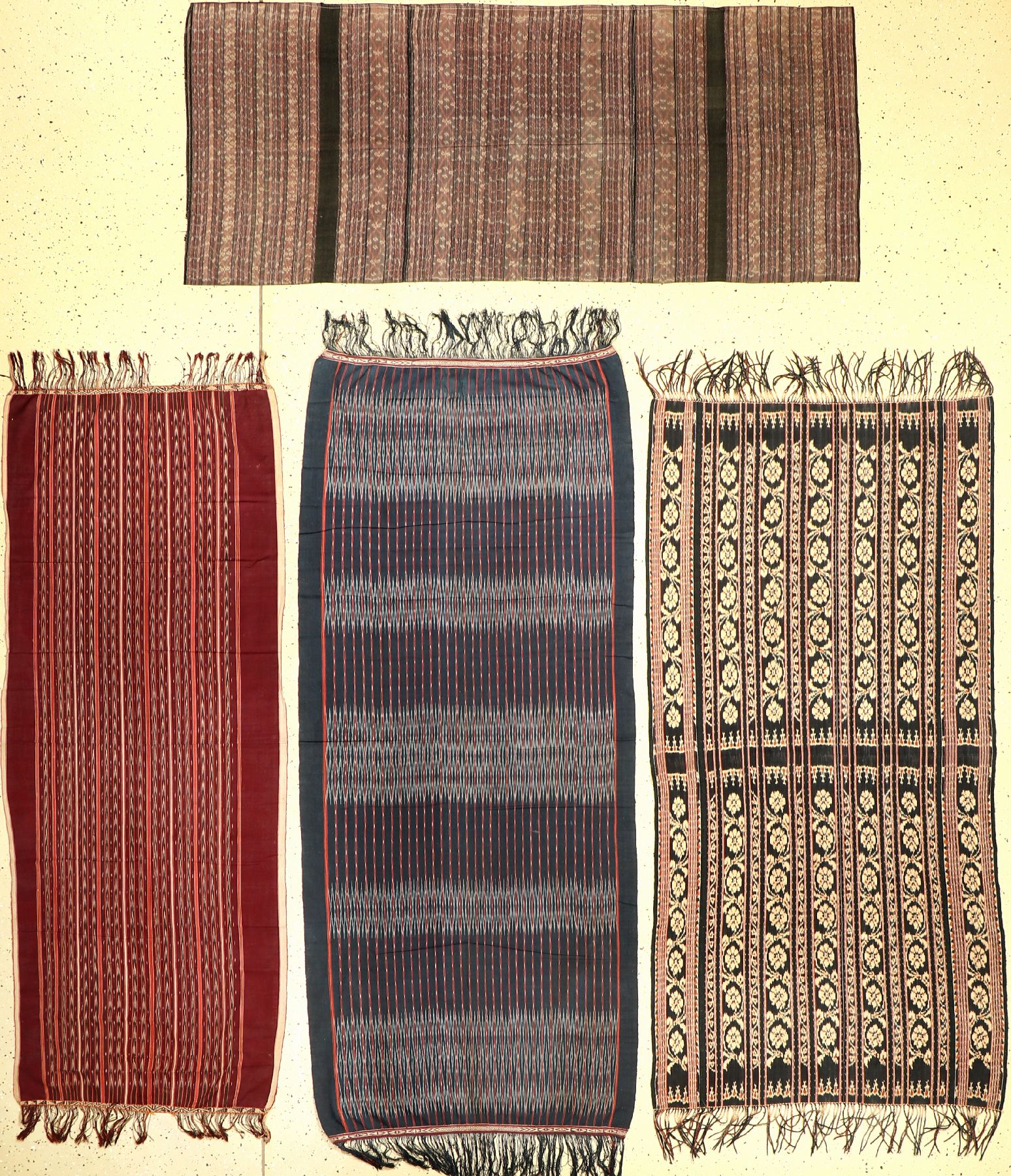 (4 Lots) Indonesische Textilien antik, Indonesien, Ende 19.Jhd./Anfang 20.Jhd., Wolle/Baumwolle. Selten, Sammlerstück, ca. 184 x 78 cm, ca. 164 x ...