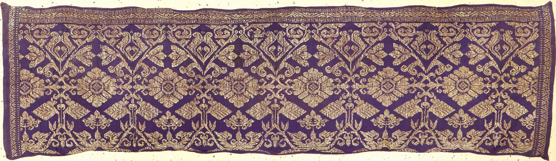 Seltenes indonesisches Textil (Metallbroschiert) antik, Indonesien, Ende 19.Jhd./Anfang 20.Jhd., Metall/Seide. Absolute Rarität, Zeremonial-Textil, ...
