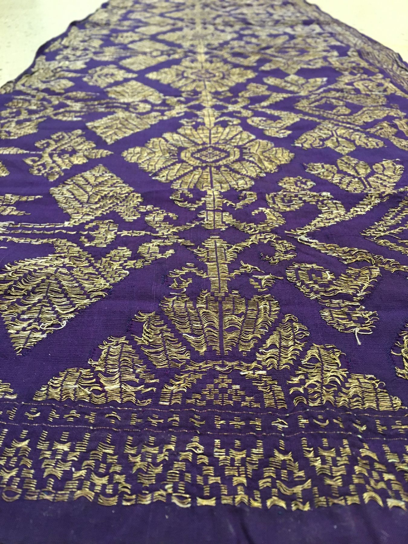 Detail b: Seltenes indonesisches Textil (Metallbroschiert) antik, Indonesien, Ende 19.Jhd./Anfang 20.Jhd., Metall/Seide. Absolute Rarität, Zeremonial-Textil, ...