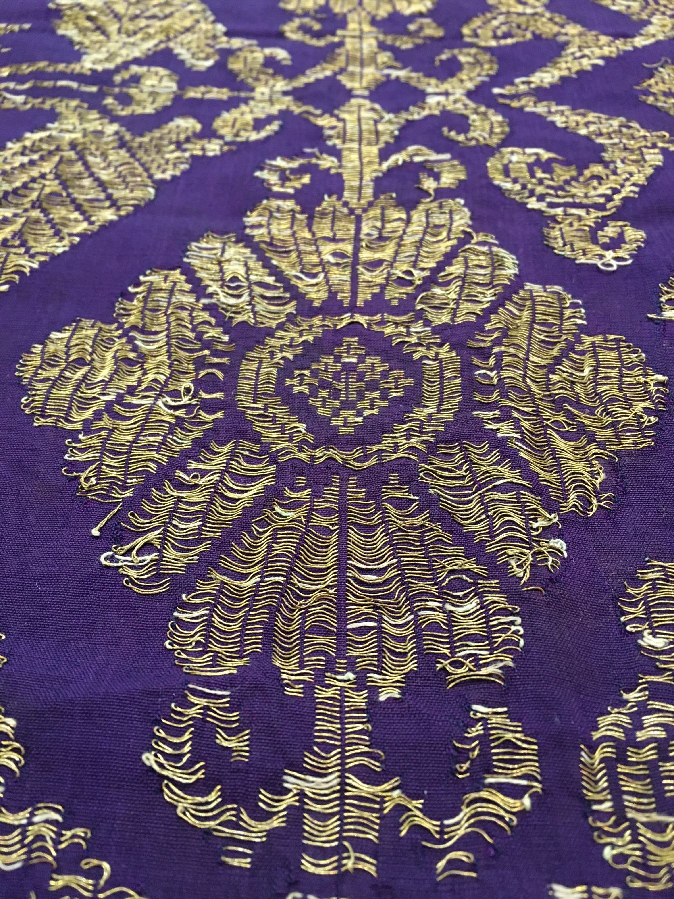 Detail c: Seltenes indonesisches Textil (Metallbroschiert) antik, Indonesien, Ende 19.Jhd./Anfang 20.Jhd., Metall/Seide. Absolute Rarität, Zeremonial-Textil, ...
