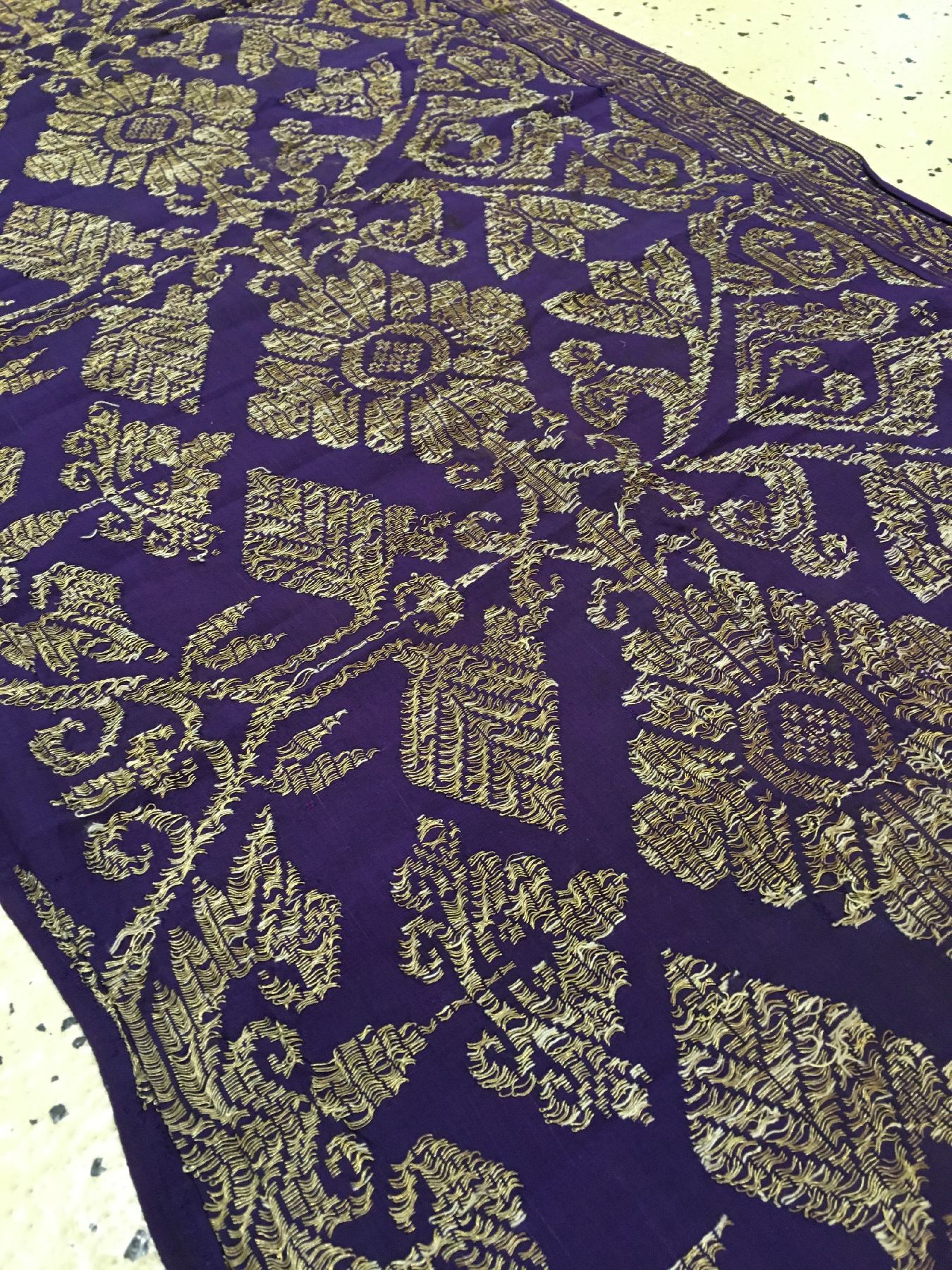 Detail d: Seltenes indonesisches Textil (Metallbroschiert) antik, Indonesien, Ende 19.Jhd./Anfang 20.Jhd., Metall/Seide. Absolute Rarität, Zeremonial-Textil, ...
