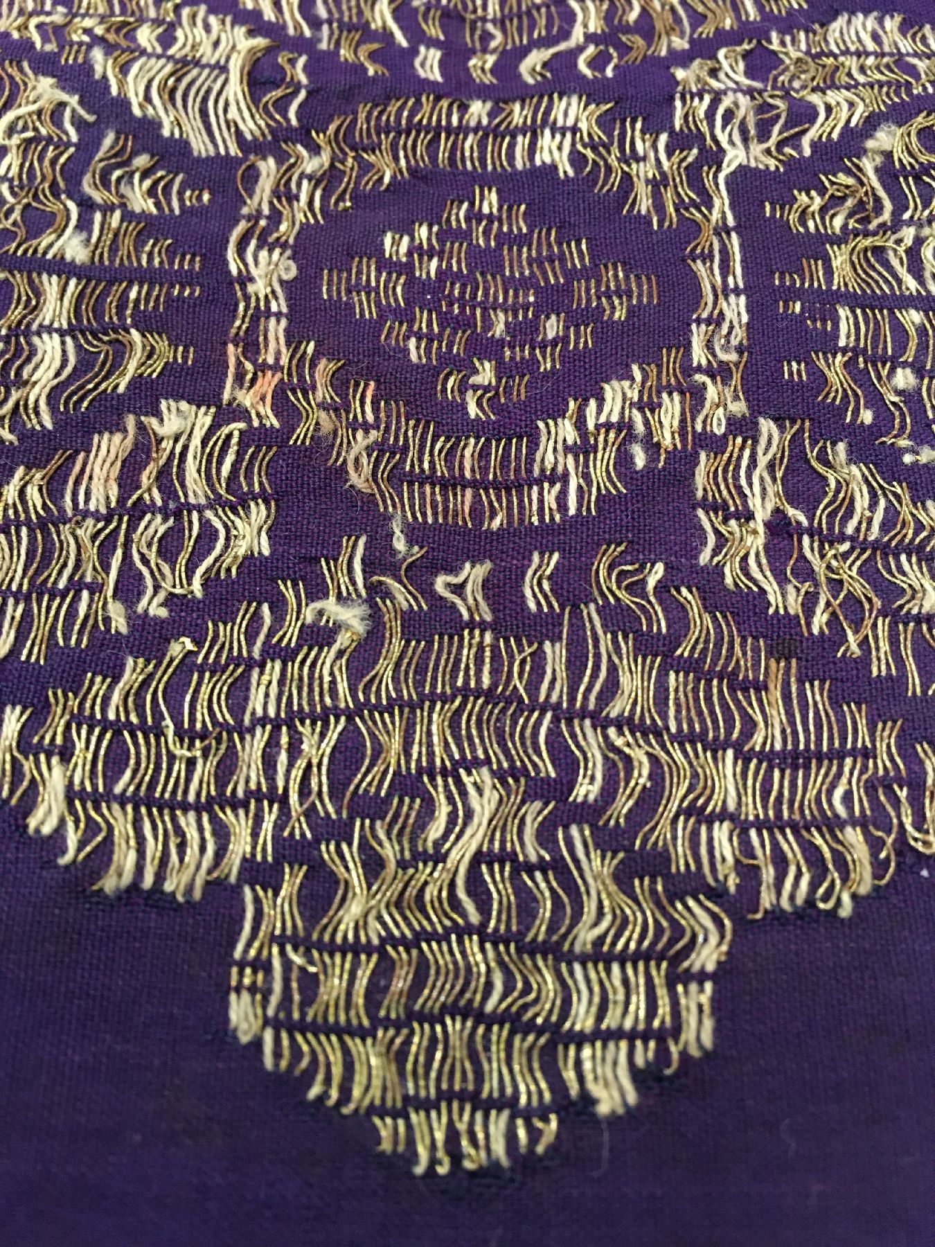 Detail e: Seltenes indonesisches Textil (Metallbroschiert) antik, Indonesien, Ende 19.Jhd./Anfang 20.Jhd., Metall/Seide. Absolute Rarität, Zeremonial-Textil, ...