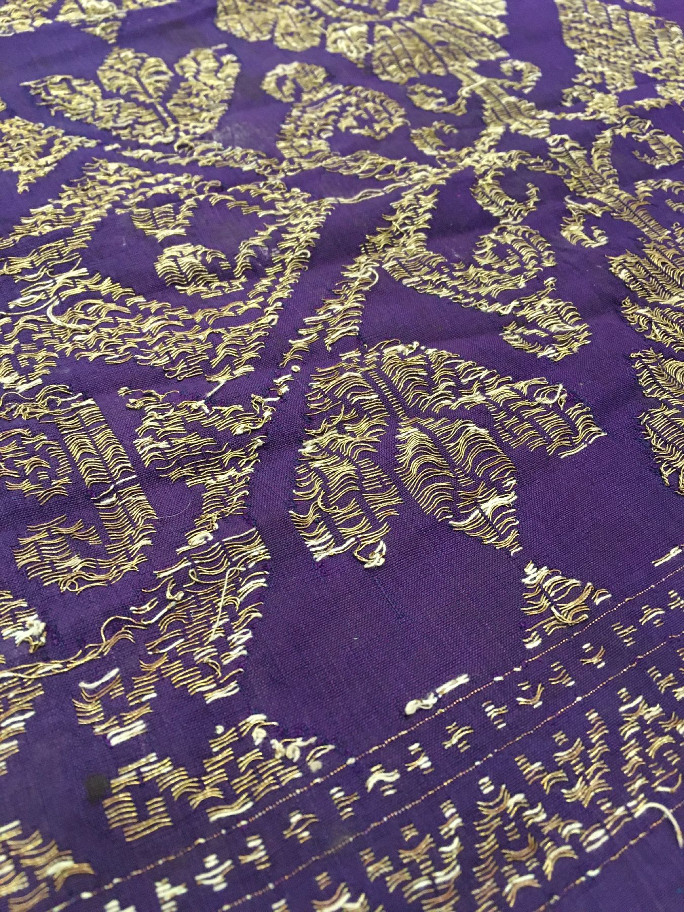 Detail f: Seltenes indonesisches Textil (Metallbroschiert) antik, Indonesien, Ende 19.Jhd./Anfang 20.Jhd., Metall/Seide. Absolute Rarität, Zeremonial-Textil, ...