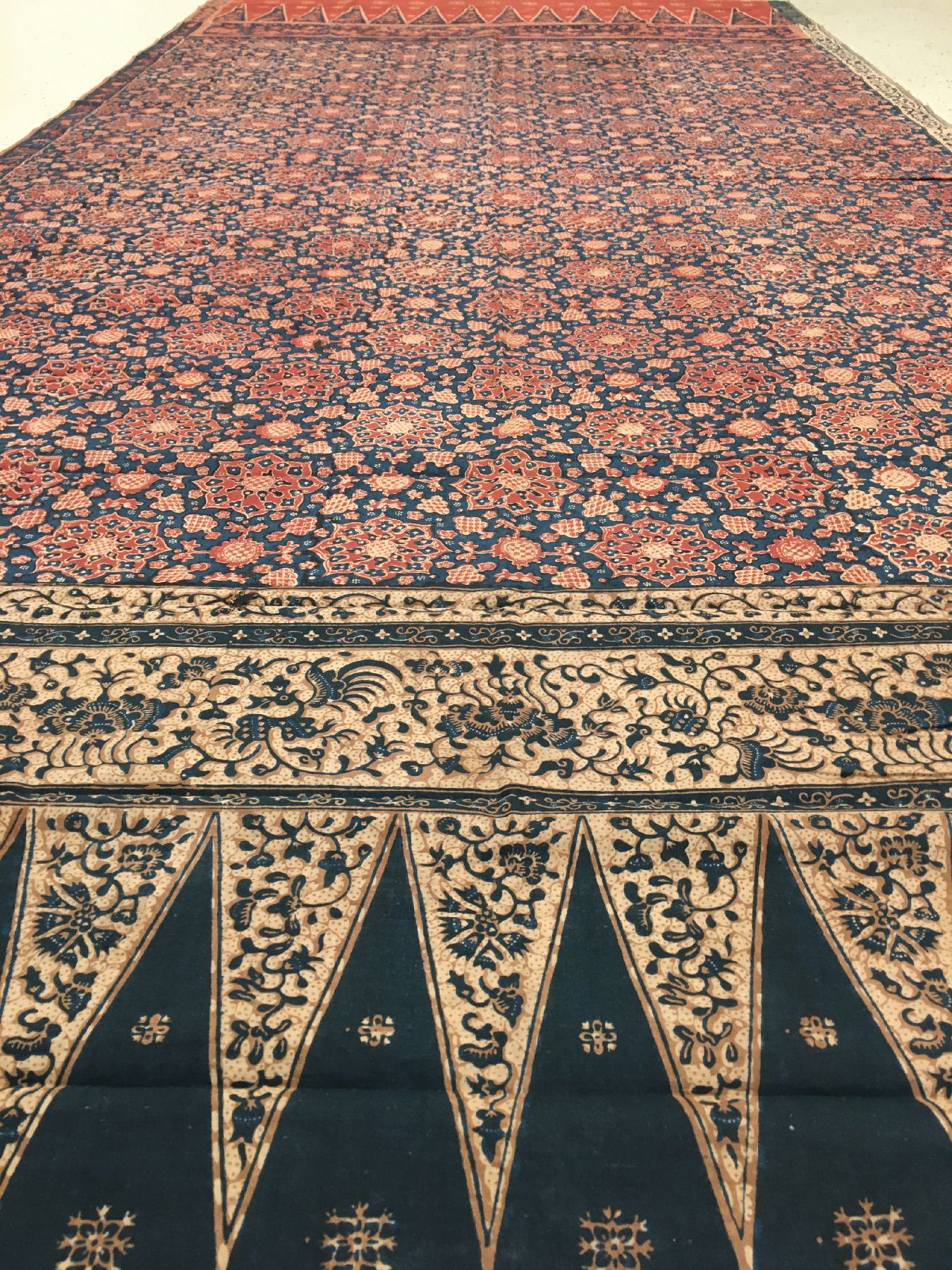 Detail b: Indonesisches Batik-Textil antik, Indonesien, Ende 19.Jhd./20.Jhd., sehr feine Baumwolle. Absolute Rarität, ca. 239 x 107 cm, EHZ: 2-3.