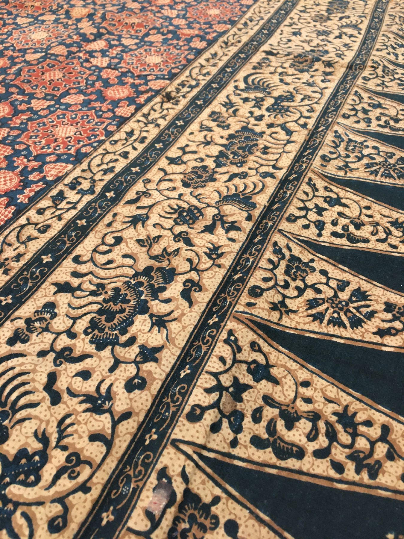 Detail c: Indonesisches Batik-Textil antik, Indonesien, Ende 19.Jhd./20.Jhd., sehr feine Baumwolle. Absolute Rarität, ca. 239 x 107 cm, EHZ: 2-3.