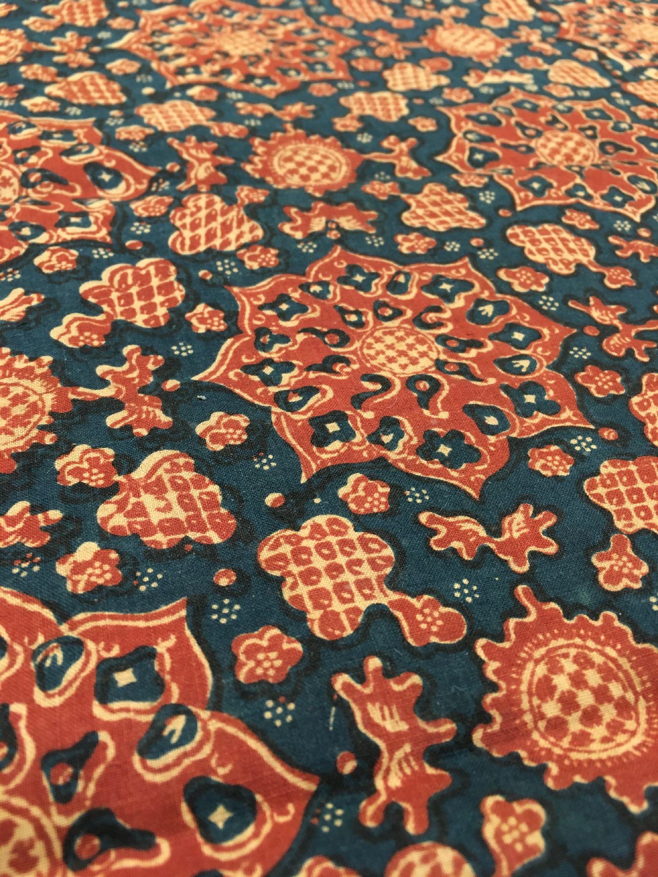 Detail f: Indonesisches Batik-Textil antik, Indonesien, Ende 19.Jhd./20.Jhd., sehr feine Baumwolle. Absolute Rarität, ca. 239 x 107 cm, EHZ: 2-3.