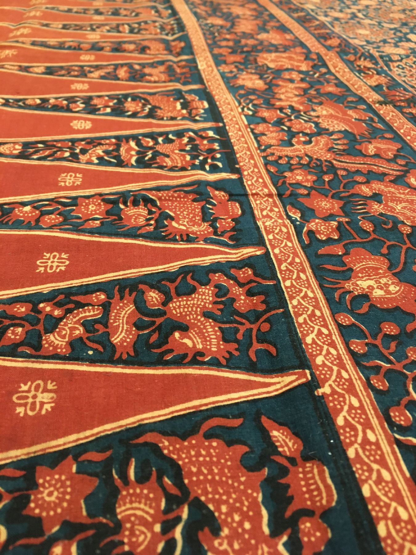 Detail h: Indonesisches Batik-Textil antik, Indonesien, Ende 19.Jhd./20.Jhd., sehr feine Baumwolle. Absolute Rarität, ca. 239 x 107 cm, EHZ: 2-3.