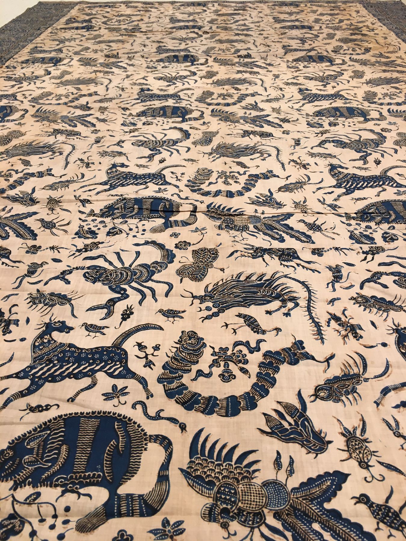 Detail b: Museales indonesisches Batik-Textil antik, Indonesien, 19.Jhd., sehr feine Baumwolle. Absolute Rarität, Museumsqualität, ca. 192 x 129 cm, EHZ: ...