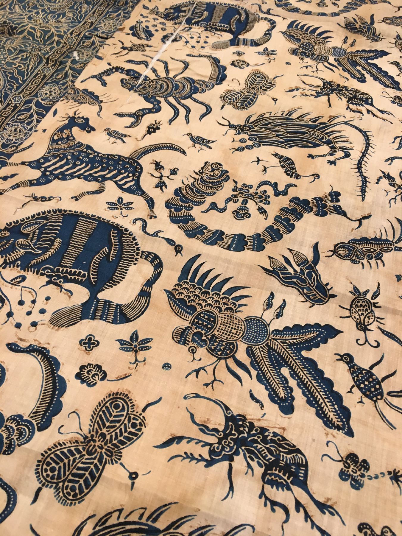Detail e: Museales indonesisches Batik-Textil antik, Indonesien, 19.Jhd., sehr feine Baumwolle. Absolute Rarität, Museumsqualität, ca. 192 x 129 cm, EHZ: ...