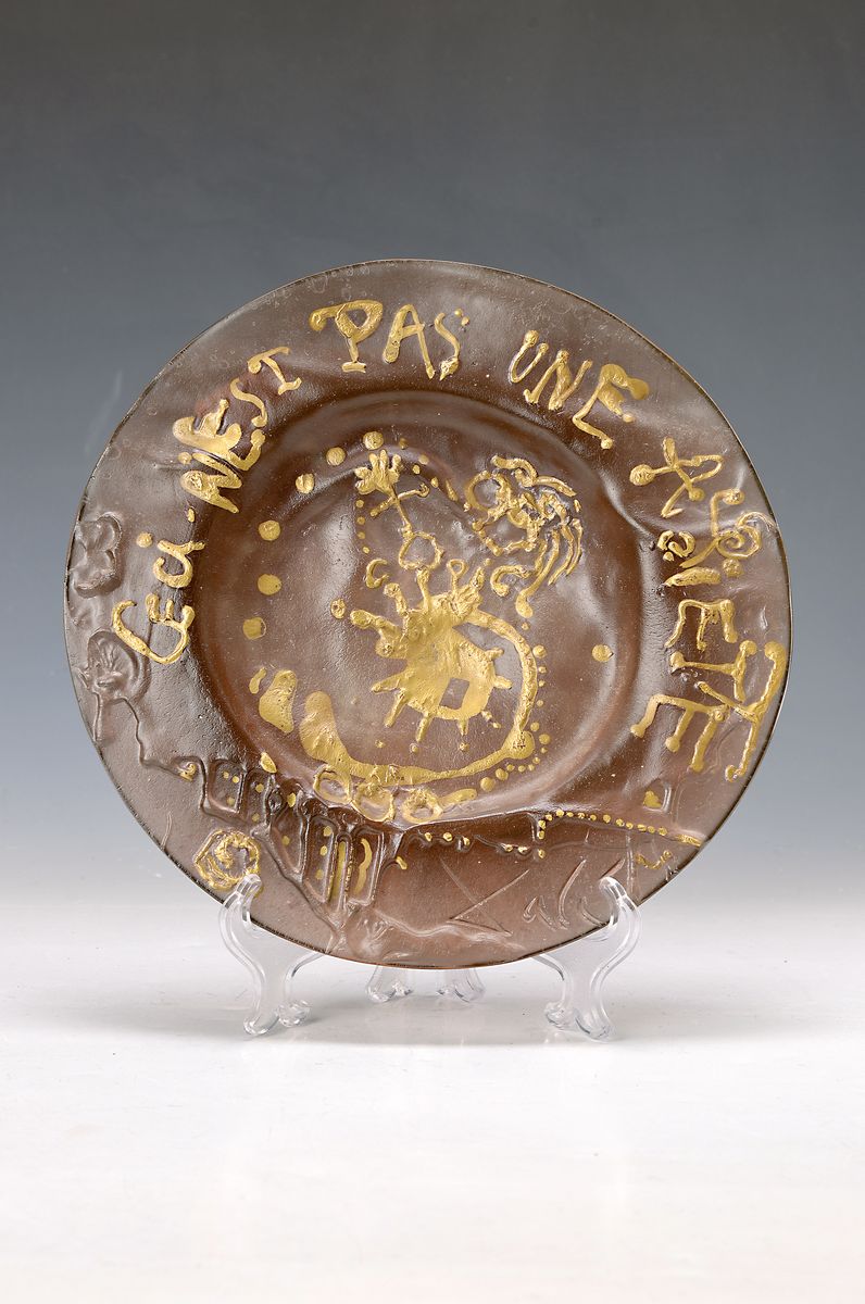 Salvador Dali, 1904-1989 Figueras, Zierteller, "Ceci n`est pas uns asiette", Entwurf für Christallerie Daum, Pate-de verre in ...