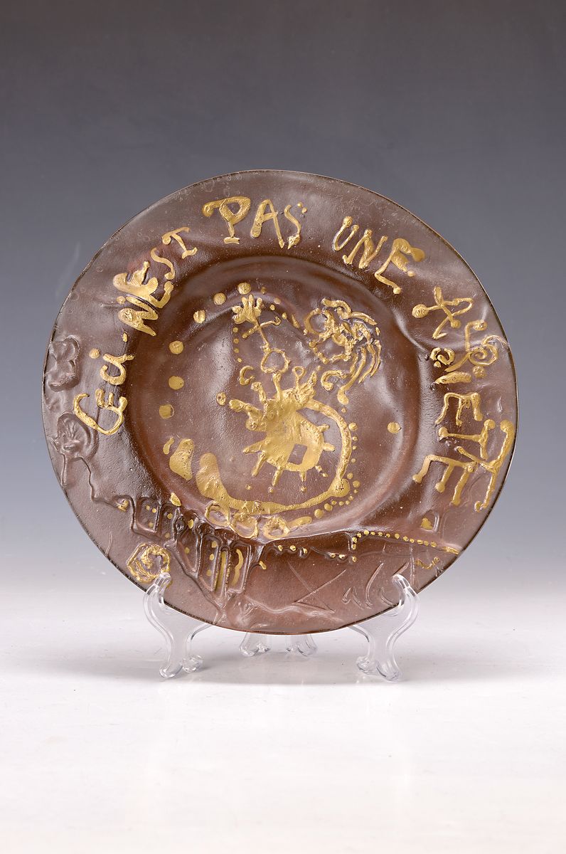 Detail k: Salvador Dali, 1904-1989 Figueras, Zierteller, "Ceci n`est pas uns asiette", Entwurf für Christallerie Daum, Pate-de verre in ...