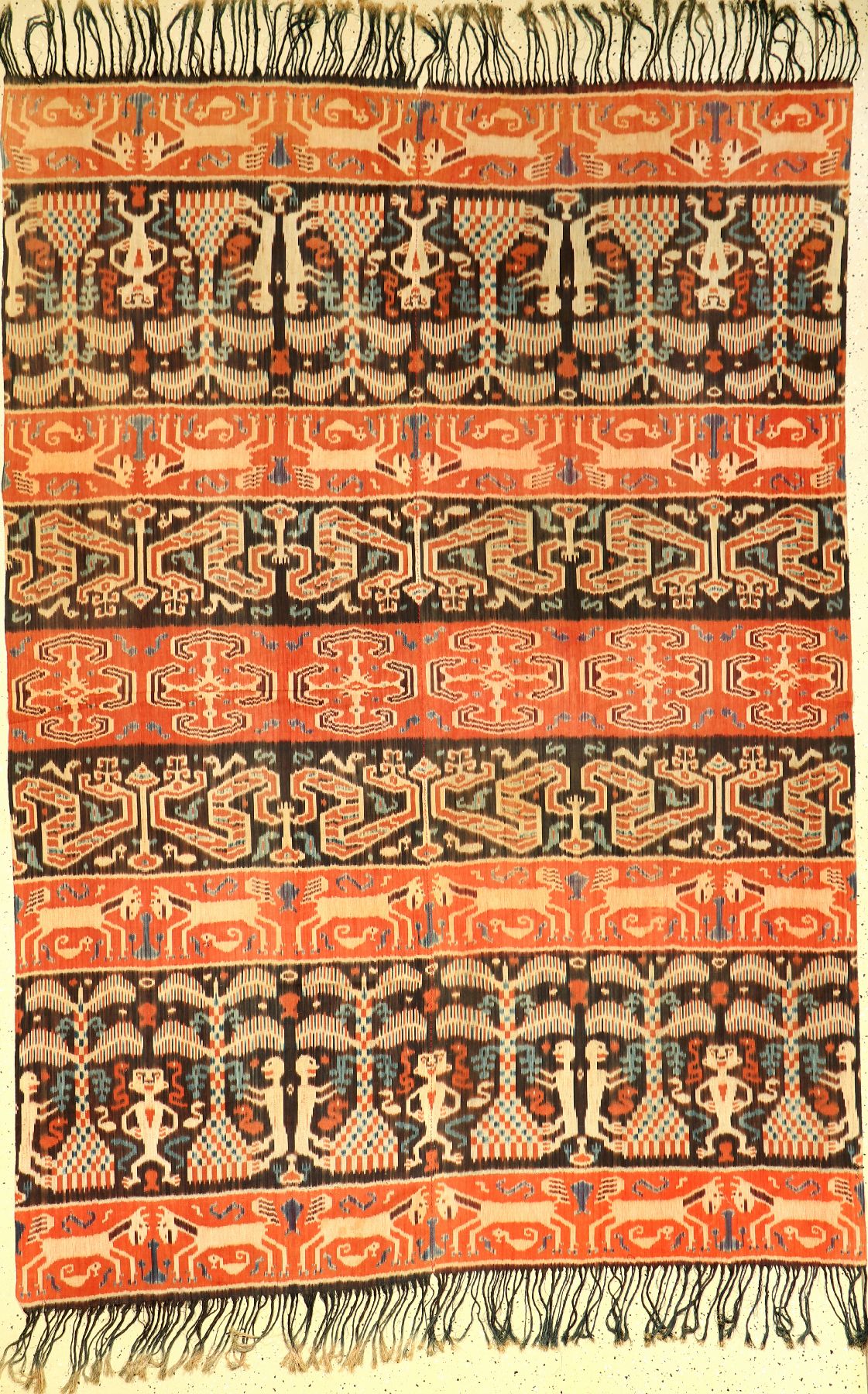 Indonesisches Sumba "Ikat" alt, Indonesien, um 1920, Baumwolle. Feines Ikat-Tuch der Einheimischen mit typischer Muster und ...