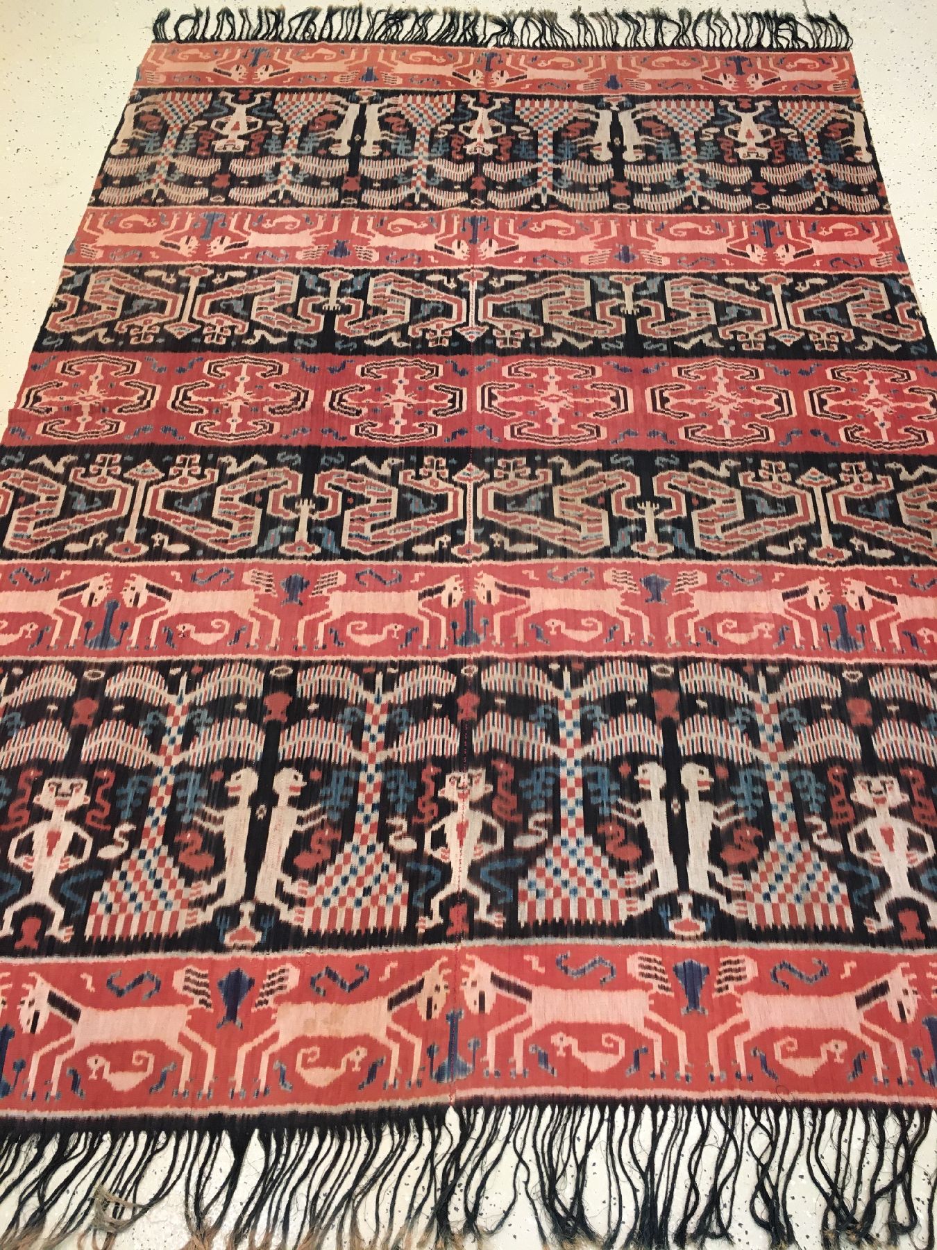 Detail a: Indonesisches Sumba "Ikat" alt, Indonesien, um 1920, Baumwolle. Feines Ikat-Tuch der Einheimischen mit typischer Muster und ...