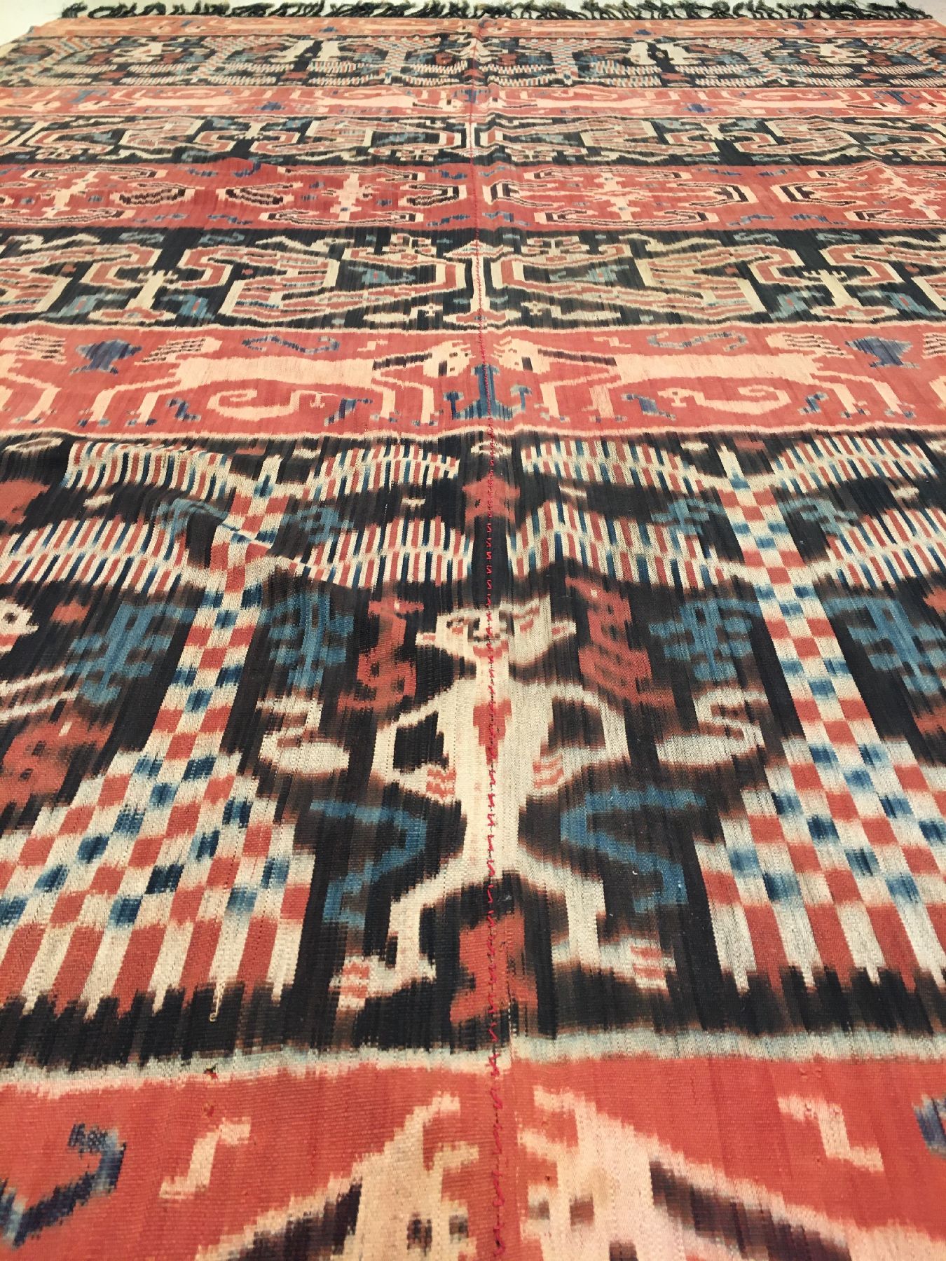 Detail b: Indonesisches Sumba "Ikat" alt, Indonesien, um 1920, Baumwolle. Feines Ikat-Tuch der Einheimischen mit typischer Muster und ...