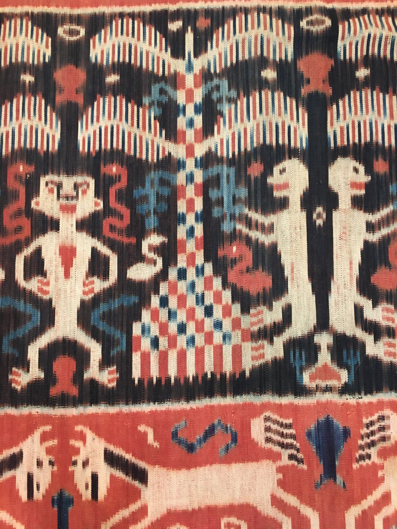 Detail c: Indonesisches Sumba "Ikat" alt, Indonesien, um 1920, Baumwolle. Feines Ikat-Tuch der Einheimischen mit typischer Muster und ...