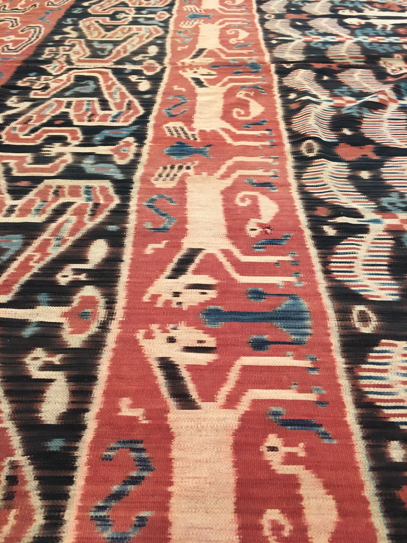 Detail d: Indonesisches Sumba "Ikat" alt, Indonesien, um 1920, Baumwolle. Feines Ikat-Tuch der Einheimischen mit typischer Muster und ...