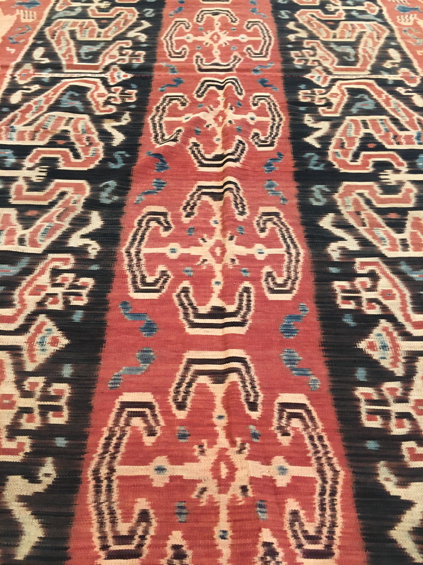 Detail e: Indonesisches Sumba "Ikat" alt, Indonesien, um 1920, Baumwolle. Feines Ikat-Tuch der Einheimischen mit typischer Muster und ...