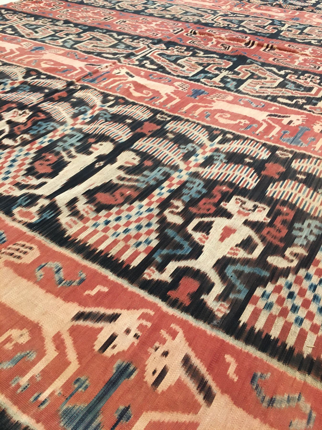 Detail f: Indonesisches Sumba "Ikat" alt, Indonesien, um 1920, Baumwolle. Feines Ikat-Tuch der Einheimischen mit typischer Muster und ...