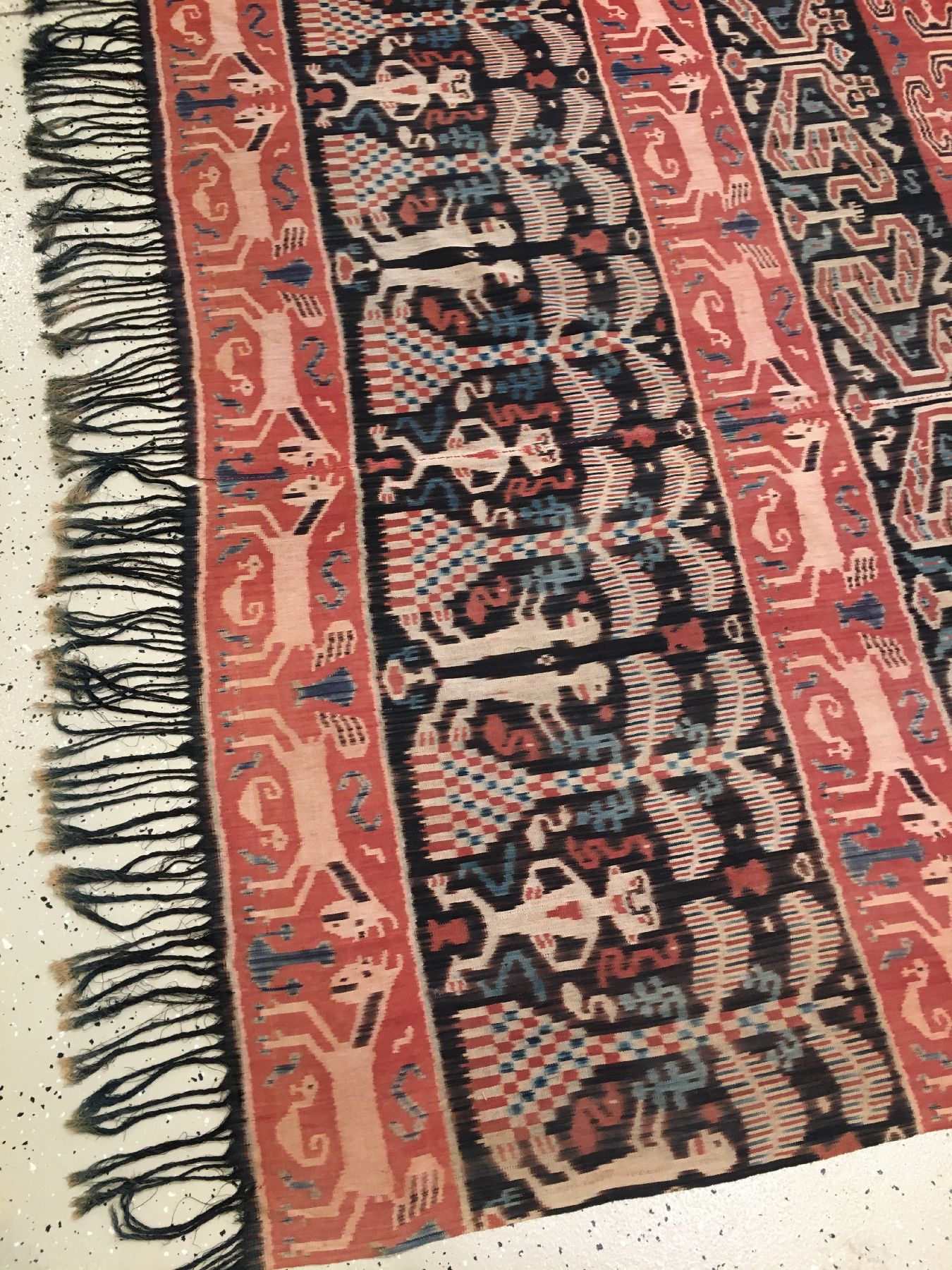 Detail g: Indonesisches Sumba "Ikat" alt, Indonesien, um 1920, Baumwolle. Feines Ikat-Tuch der Einheimischen mit typischer Muster und ...