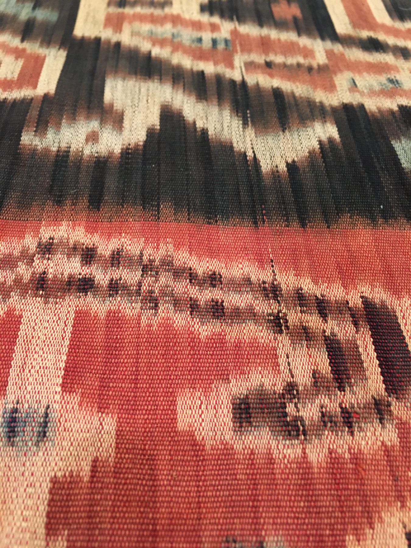 Detail h: Indonesisches Sumba "Ikat" alt, Indonesien, um 1920, Baumwolle. Feines Ikat-Tuch der Einheimischen mit typischer Muster und ...