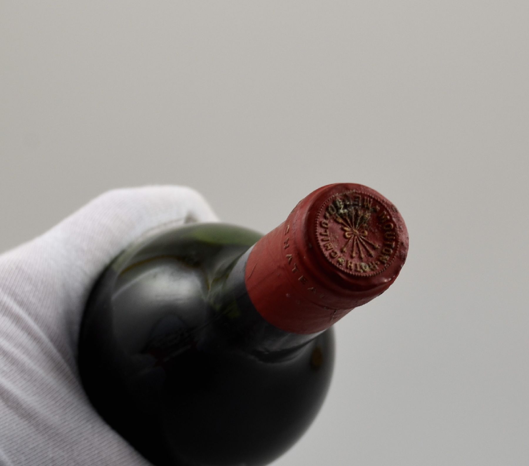 Detail a: 1 seltene Flasche 1945 Chateau Mouton Rothschild, Füllstand: ca. mid shoulder, sehr guter Erhaltungszustand, unverkostet. Anlässlich des Sieges ...