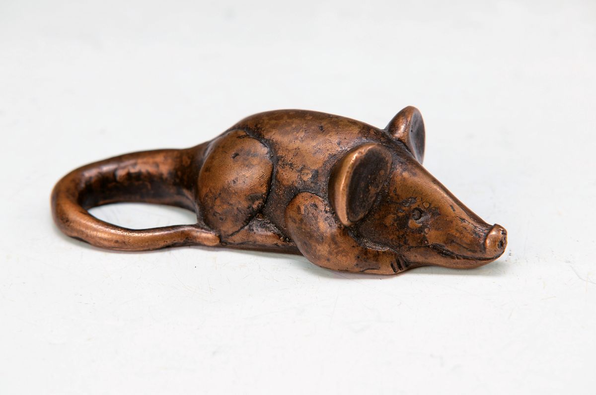 Gernot Rumpf, geb. 1941 Kaiserslautern, Maus, Bronzeskulptur, monogr. GR, Gießerstempel Strehle,ca. 3x10x4cm