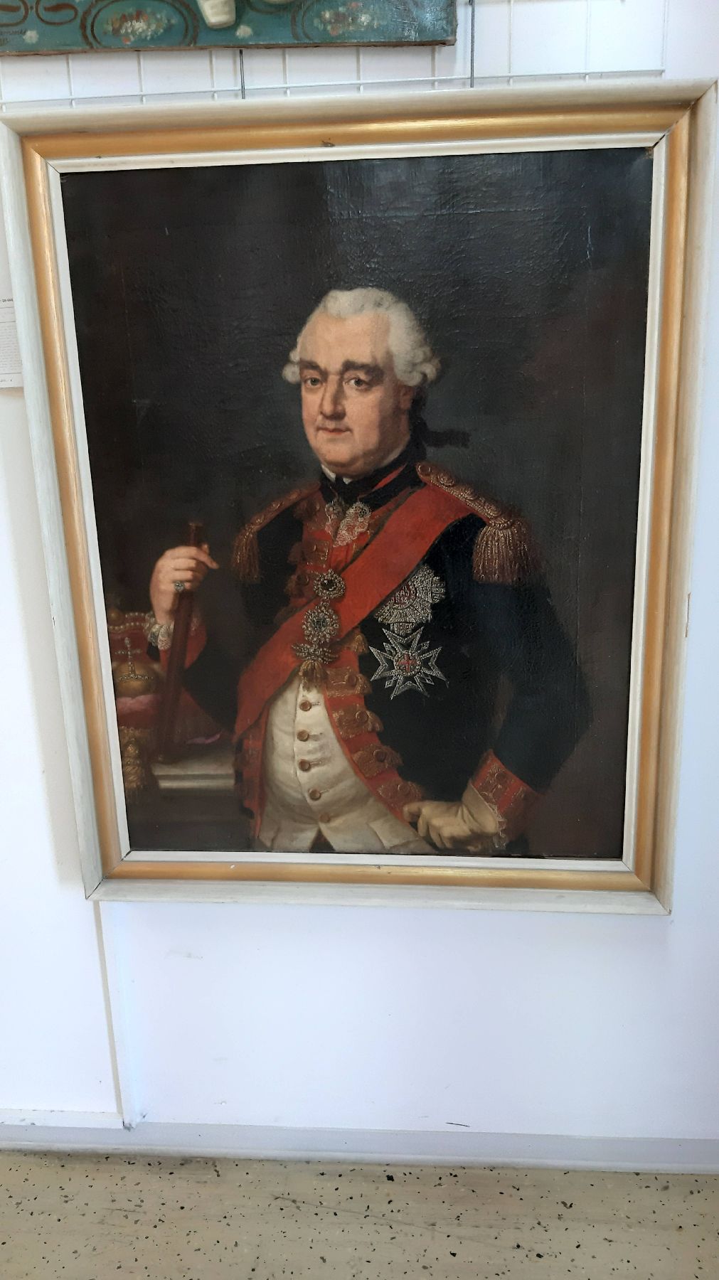 Detail c: Unbekannter Künstler, deutsch, um 1790, Dreiviertelporträt des Kurfürsten Karl Theodor von der Pfalz, mit u.a. dem Orden vom Goldenen Vliess, in ...