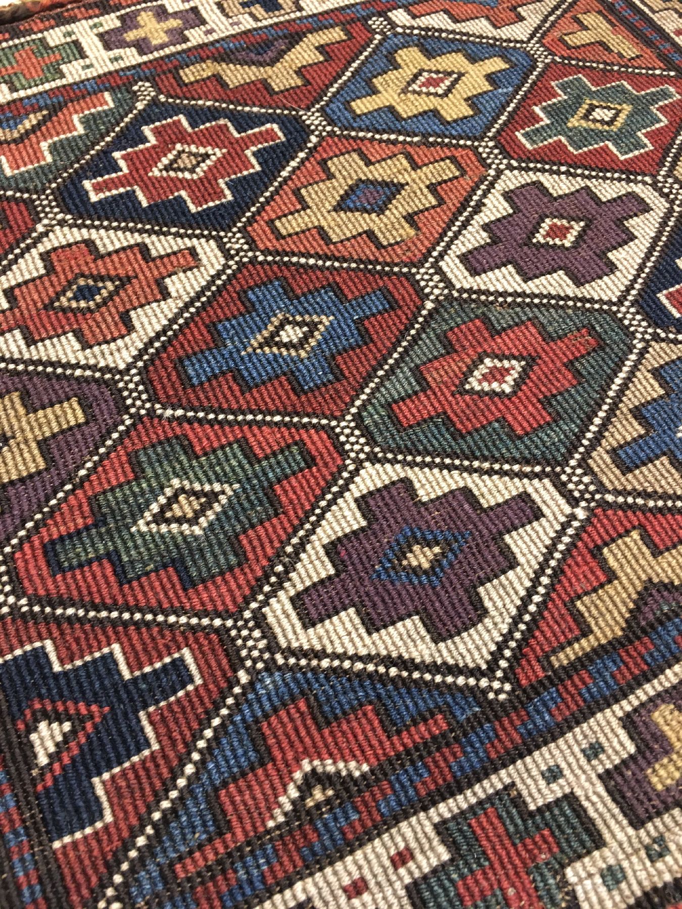 Detail b: Seltene Schahsavan "Reverse-Sumakh" Taschenfront antik, Nordwestpersien Moghan-Gebiet, 19.Jhd., Wolle gewebt auf Wolle. Farbenfrohe ...