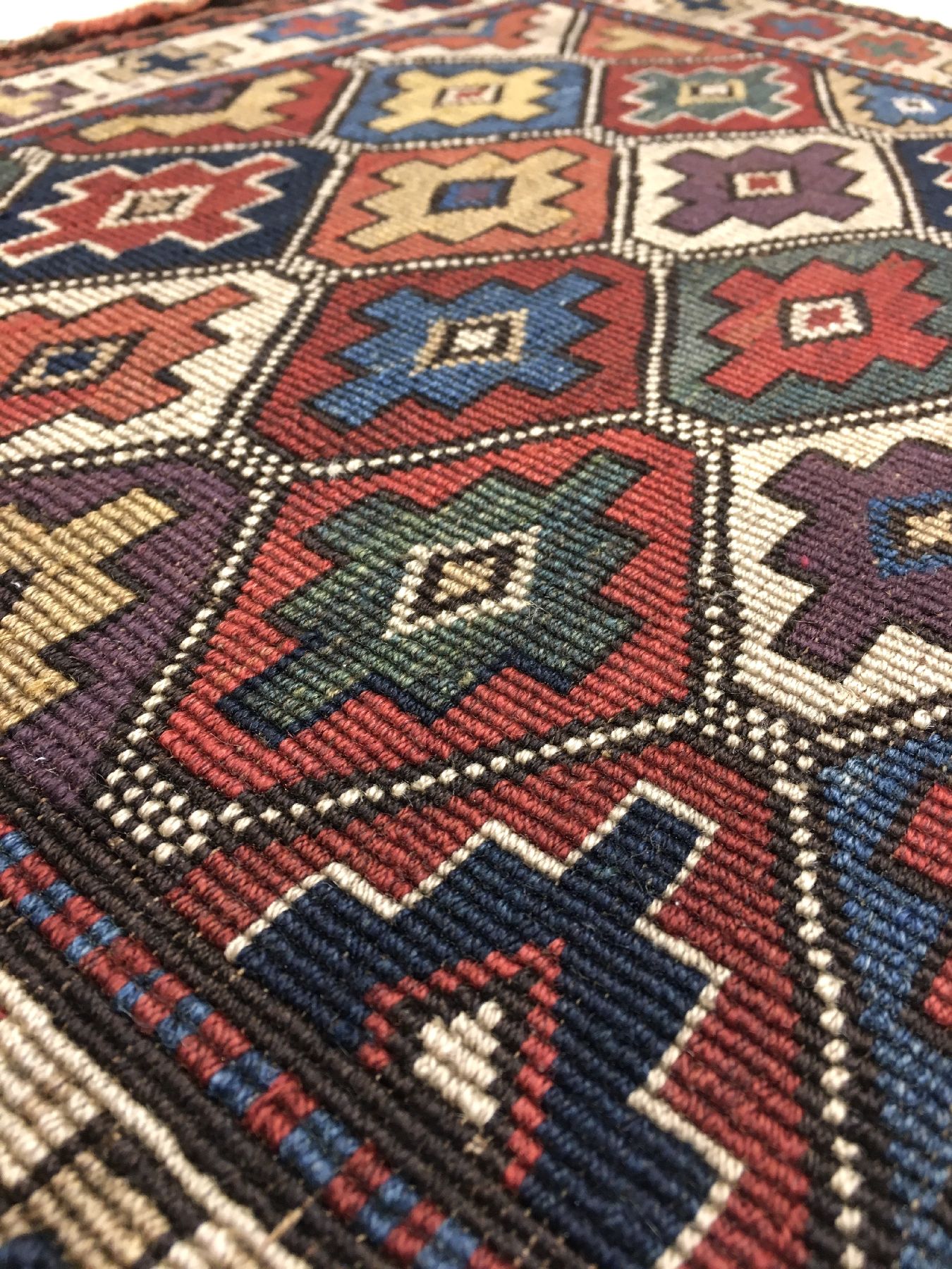 Detail c: Seltene Schahsavan "Reverse-Sumakh" Taschenfront antik, Nordwestpersien Moghan-Gebiet, 19.Jhd., Wolle gewebt auf Wolle. Farbenfrohe ...