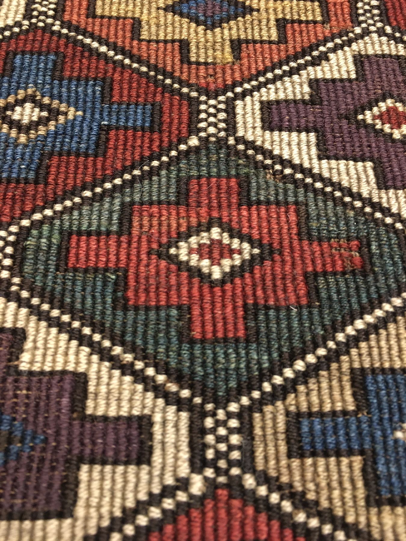 Detail e: Seltene Schahsavan "Reverse-Sumakh" Taschenfront antik, Nordwestpersien Moghan-Gebiet, 19.Jhd., Wolle gewebt auf Wolle. Farbenfrohe ...