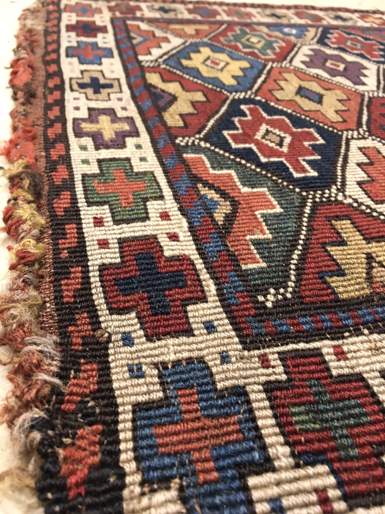 Detail f: Seltene Schahsavan "Reverse-Sumakh" Taschenfront antik, Nordwestpersien Moghan-Gebiet, 19.Jhd., Wolle gewebt auf Wolle. Farbenfrohe ...